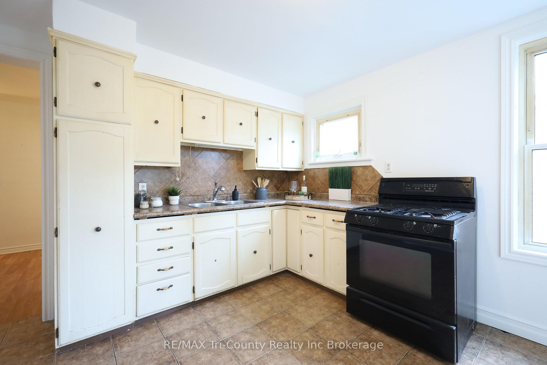 Photo 13 of 60 Manitoba Street, St. Thomas — HOMEH