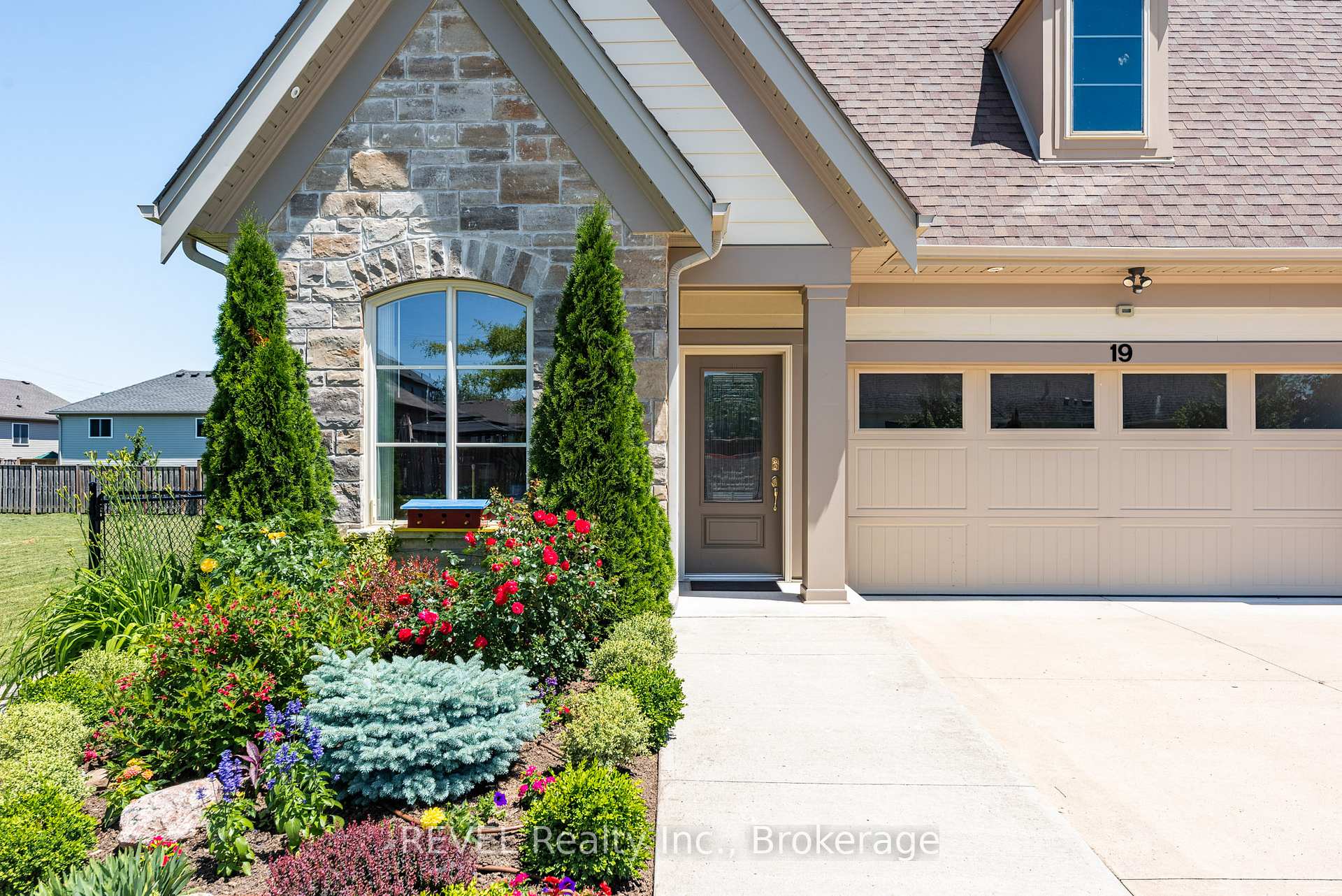 Photo 2 of 19 Francesco Crescent, St. Catharines, Rykert/Vansickle — HOMEH