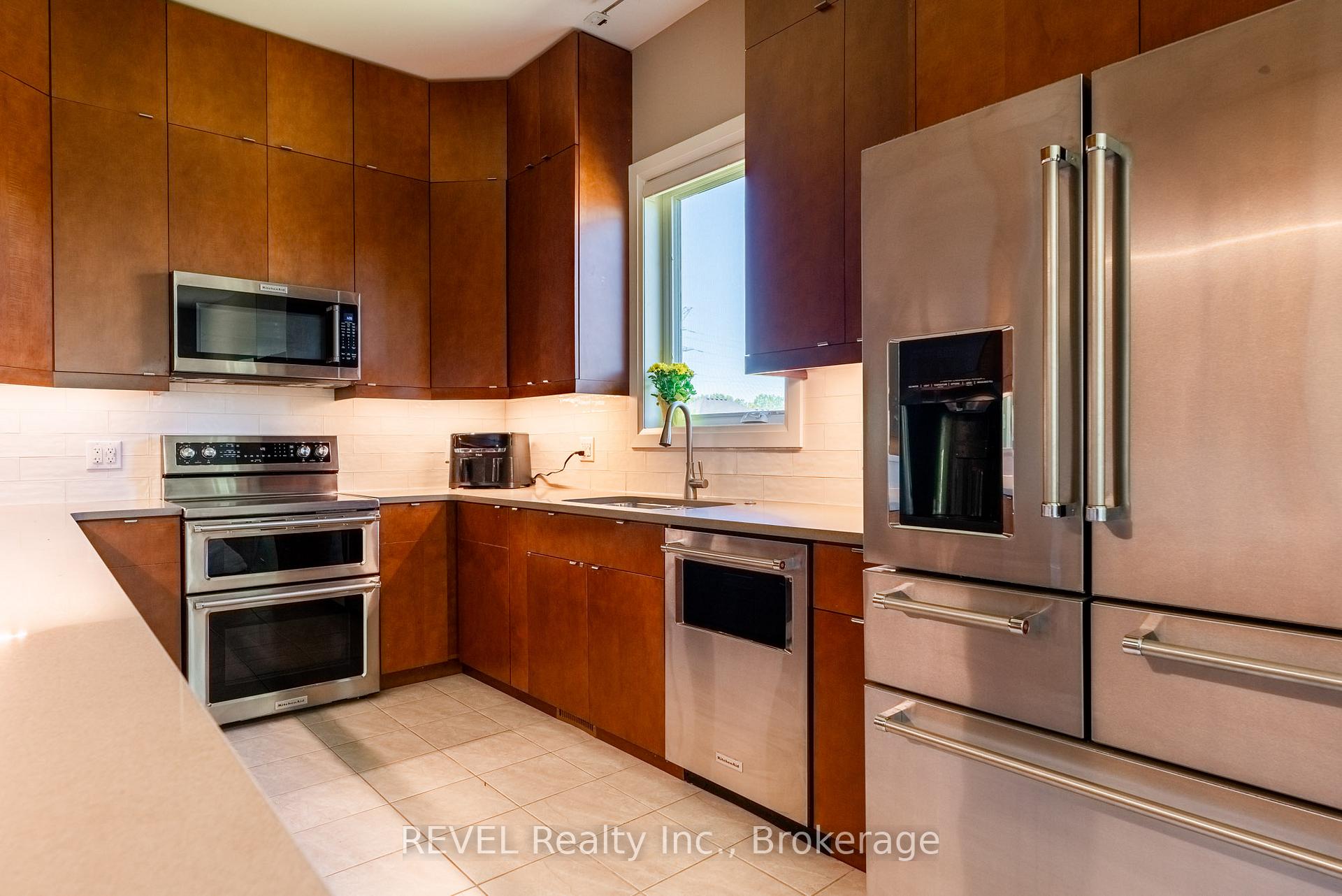 Photo 10 of 19 Francesco Crescent, St. Catharines, Rykert/Vansickle — HOMEH