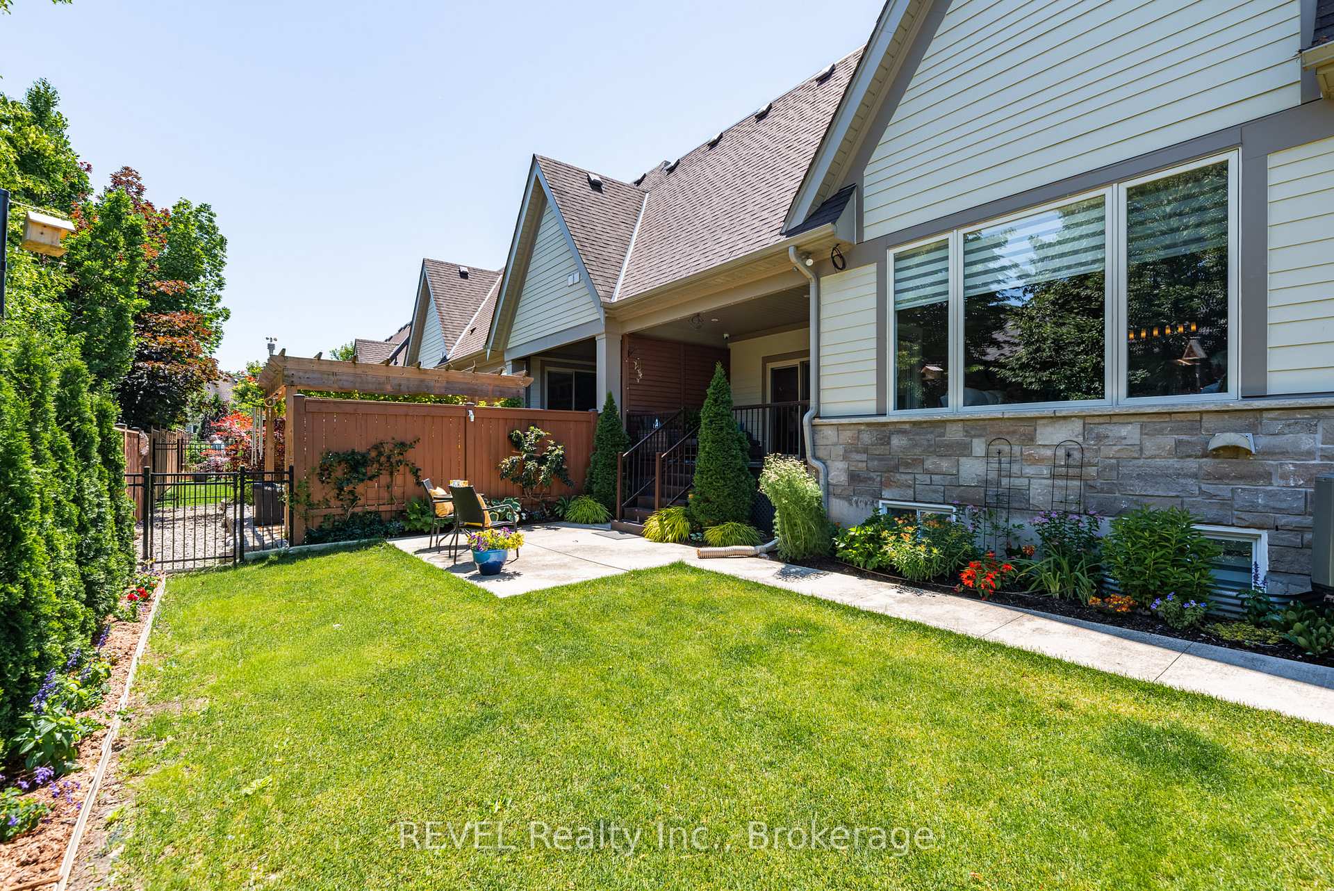 Photo 32 of 19 Francesco Crescent, St. Catharines, Rykert/Vansickle — HOMEH