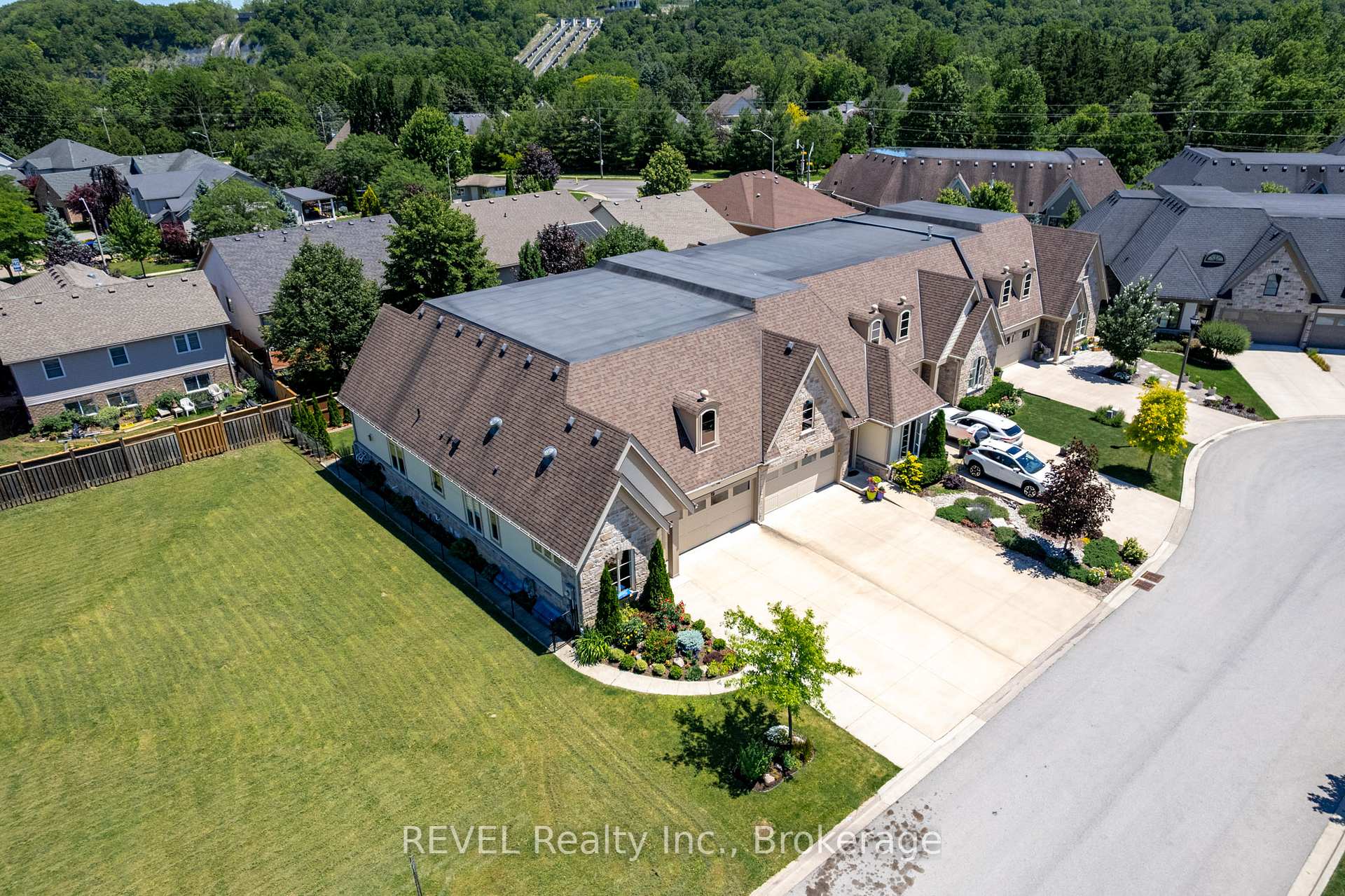 Photo 34 of 19 Francesco Crescent, St. Catharines, Rykert/Vansickle — HOMEH