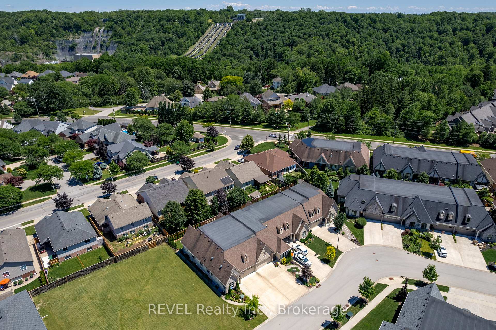 Photo 35 of 19 Francesco Crescent, St. Catharines, Rykert/Vansickle — HOMEH