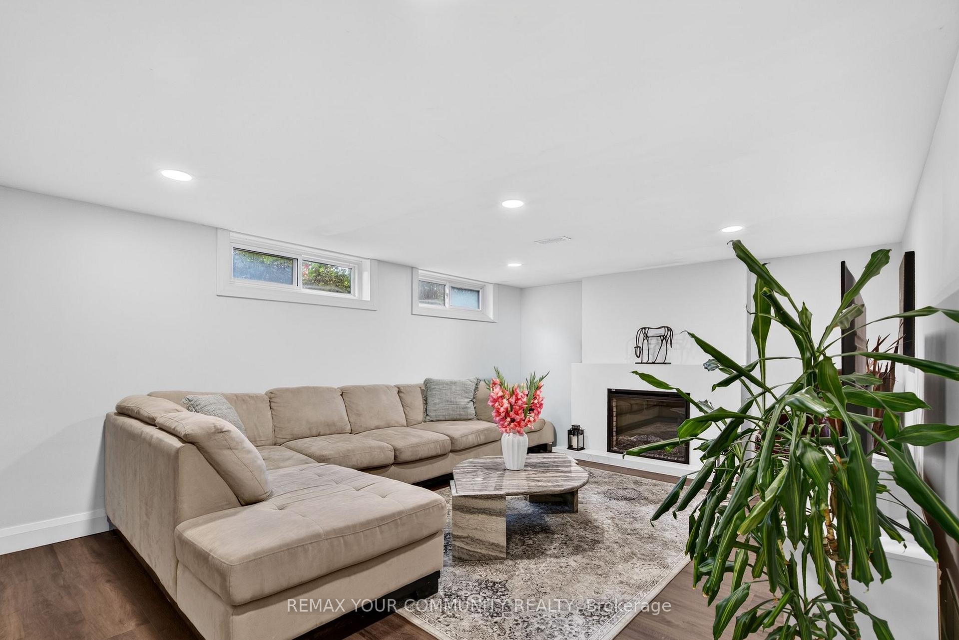 Photo 3 of 92 Beaver Bend Crescent, Etobicoke, Eringate-Centennial-West Deane — HOMEH