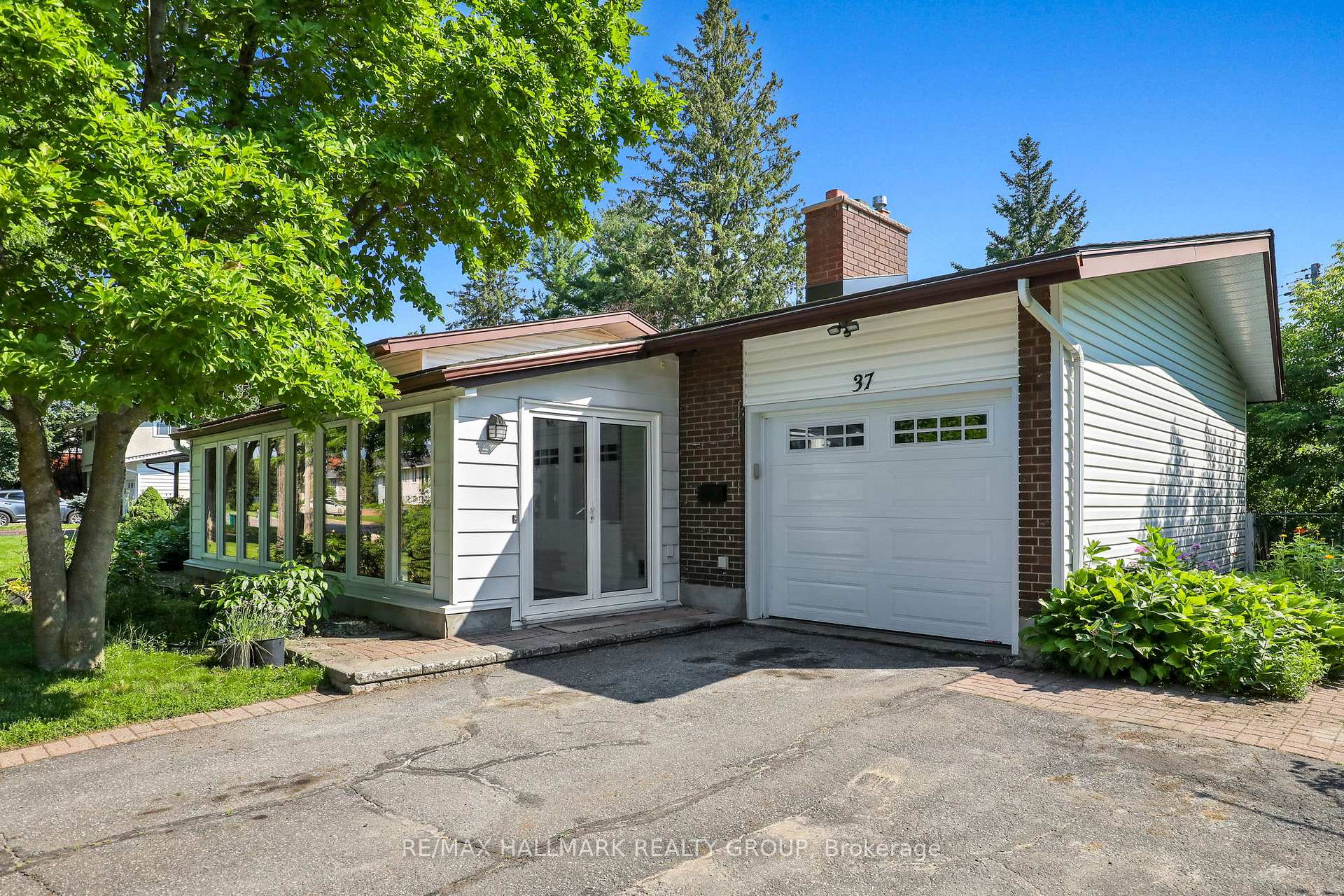 Photo 2 of 37 Lyall Street, Ottawa, City View/Skyline/Fisher Heights/Parkwood Hills — HOMEH