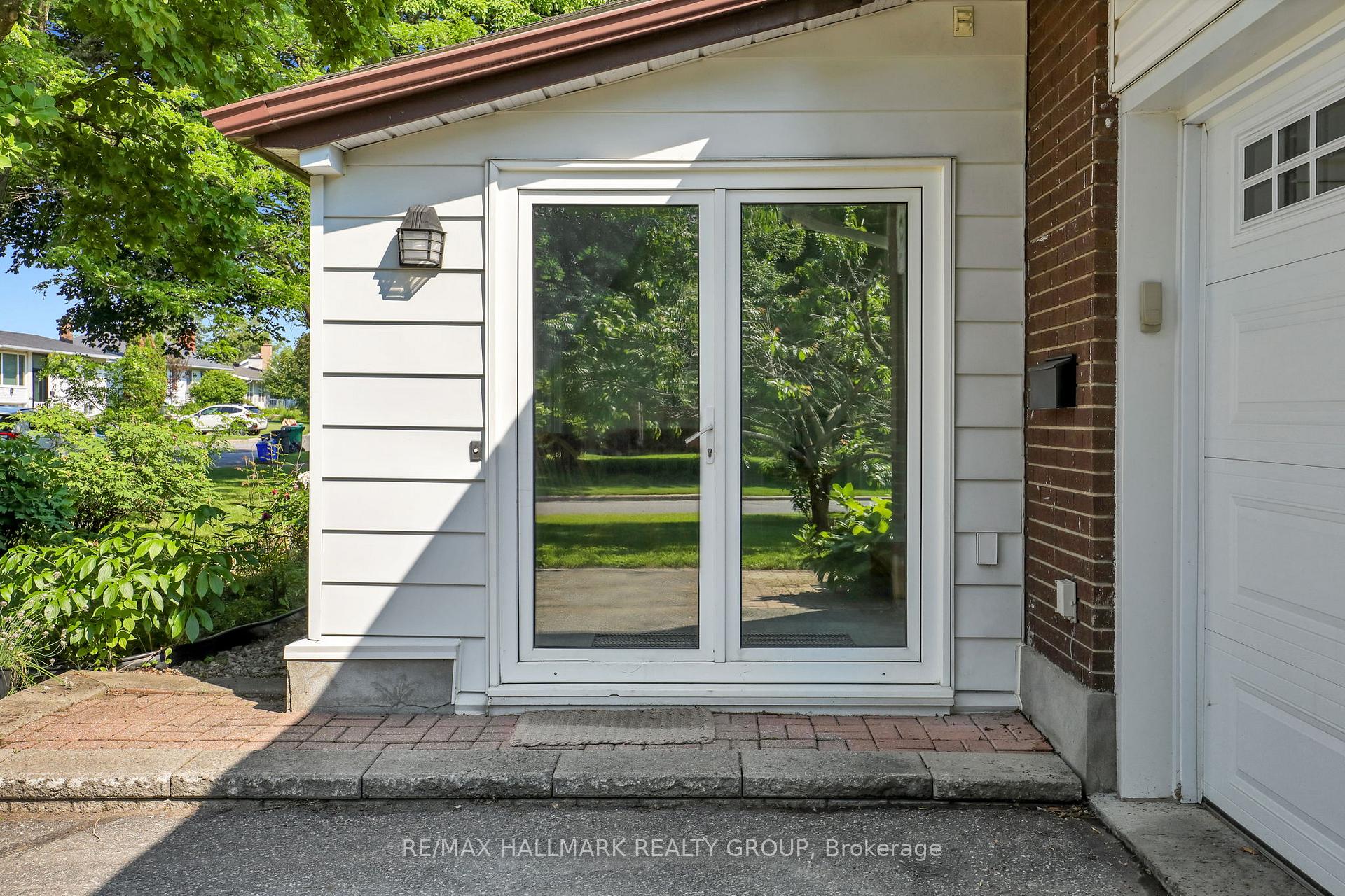 Photo 3 of 37 Lyall Street, Ottawa, City View/Skyline/Fisher Heights/Parkwood Hills — HOMEH