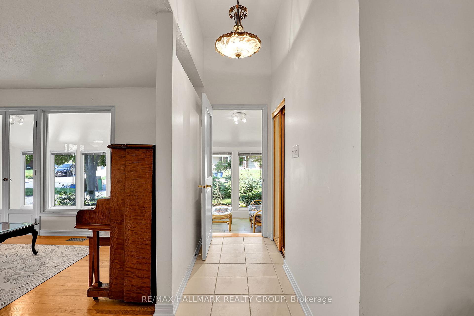 Photo 6 of 37 Lyall Street, Ottawa, City View/Skyline/Fisher Heights/Parkwood Hills — HOMEH
