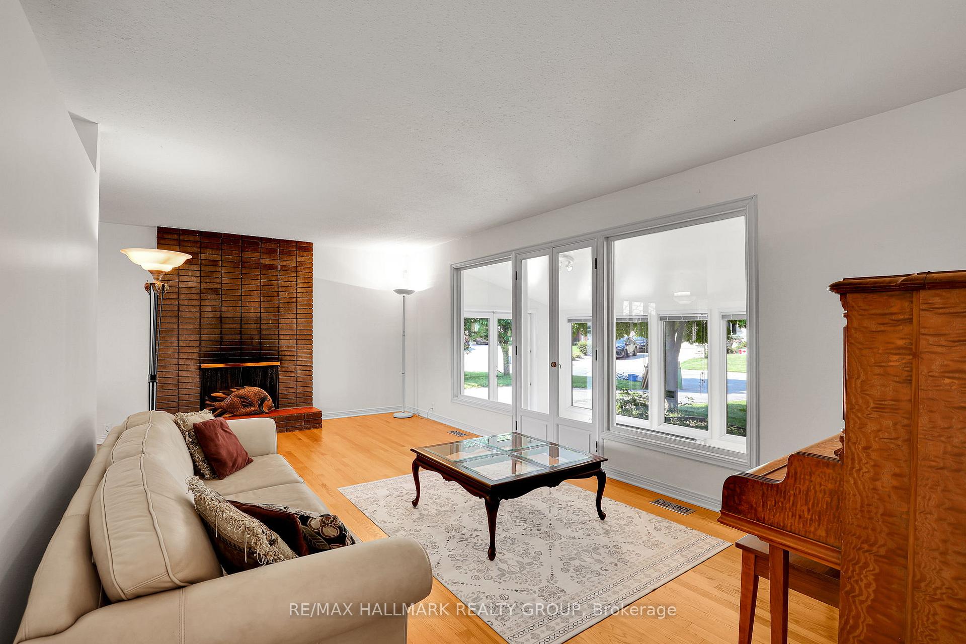 Photo 7 of 37 Lyall Street, Ottawa, City View/Skyline/Fisher Heights/Parkwood Hills — HOMEH