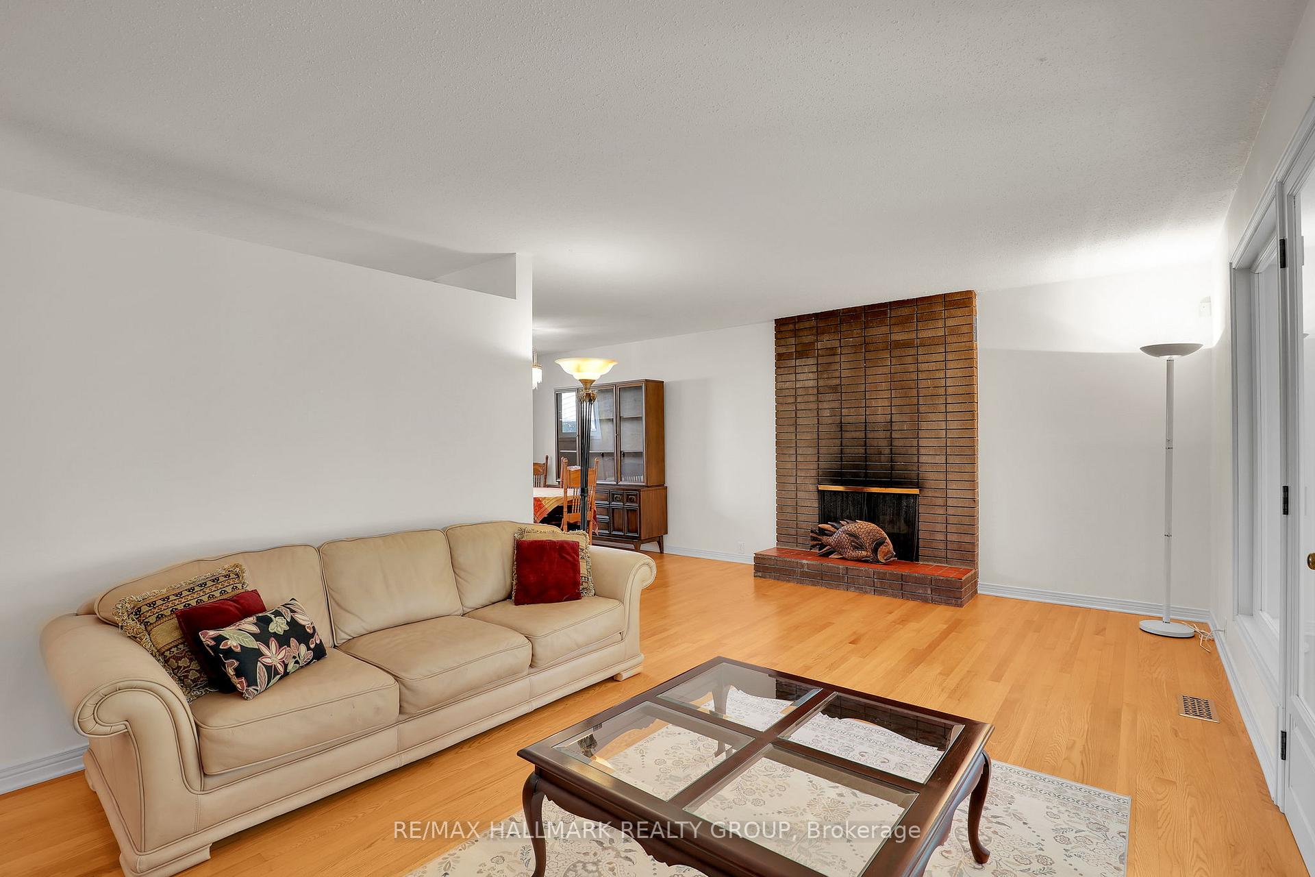 Photo 8 of 37 Lyall Street, Ottawa, City View/Skyline/Fisher Heights/Parkwood Hills — HOMEH