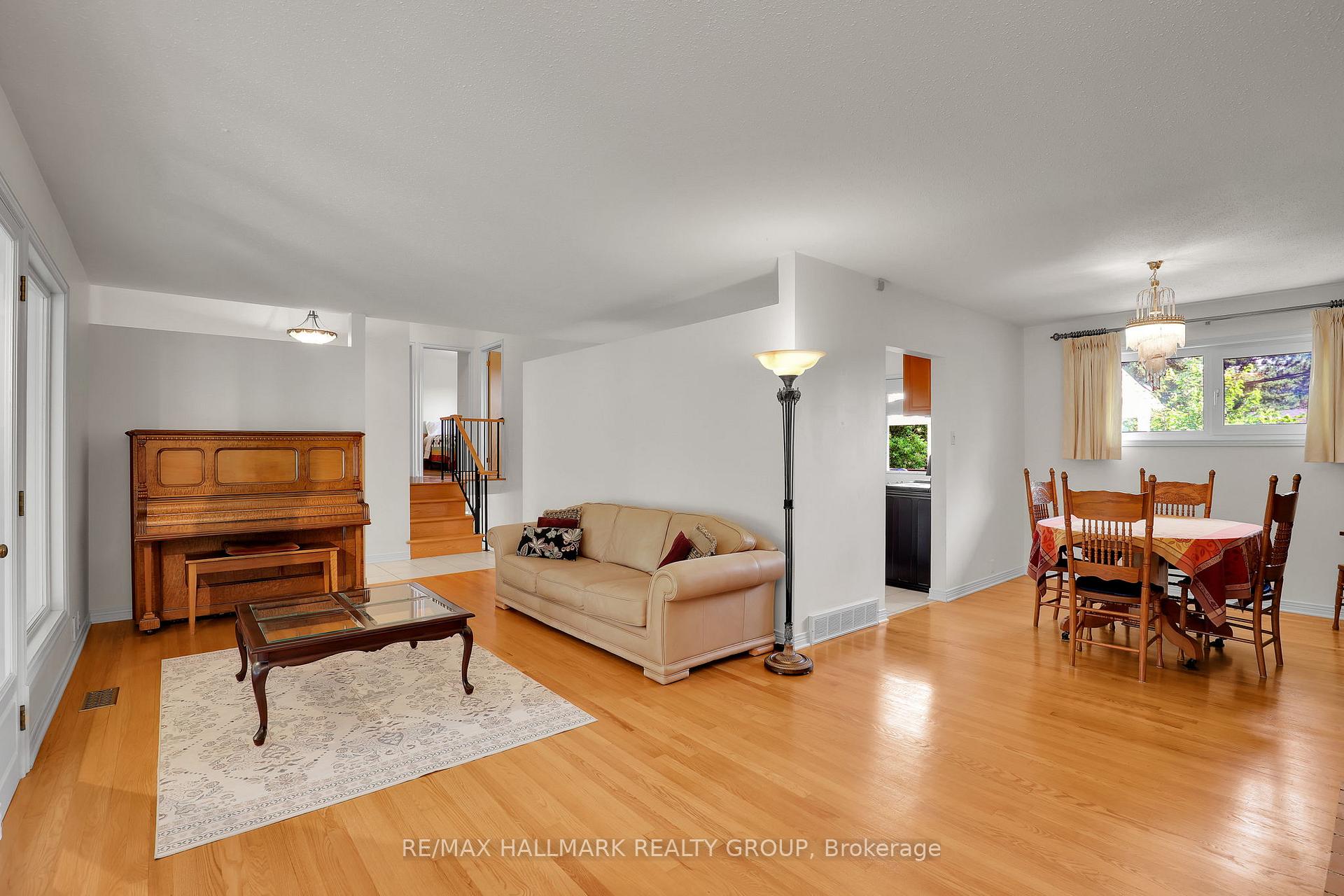 Photo 9 of 37 Lyall Street, Ottawa, City View/Skyline/Fisher Heights/Parkwood Hills — HOMEH