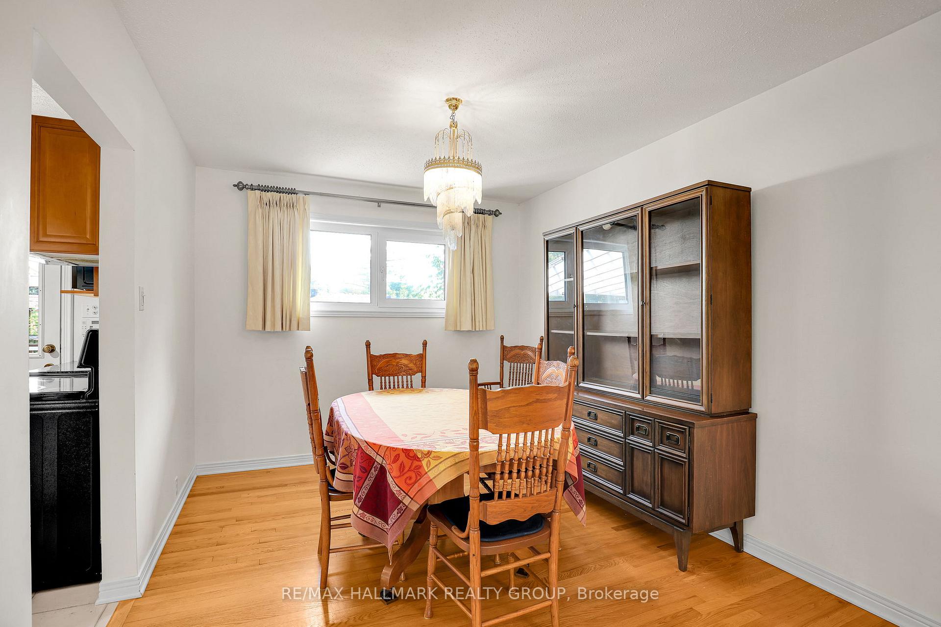 Photo 10 of 37 Lyall Street, Ottawa, City View/Skyline/Fisher Heights/Parkwood Hills — HOMEH