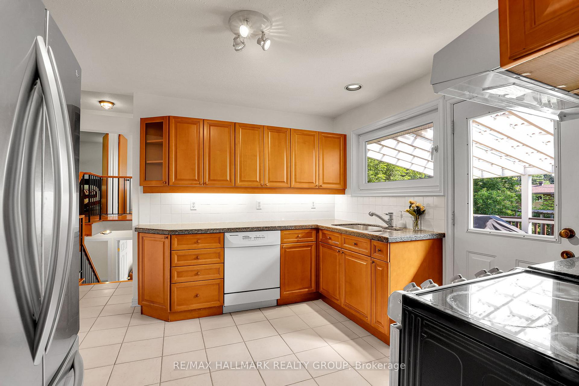 Photo 12 of 37 Lyall Street, Ottawa, City View/Skyline/Fisher Heights/Parkwood Hills — HOMEH