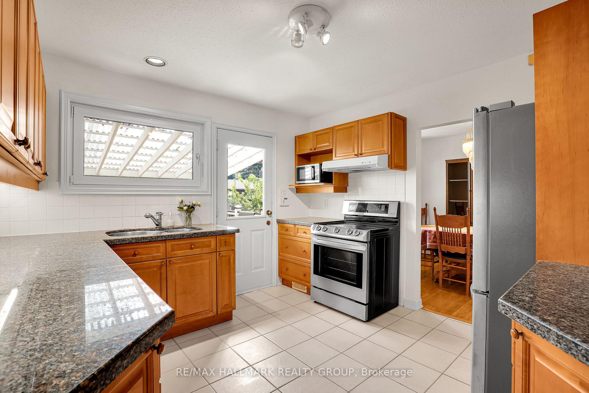 Photo 13 of 37 Lyall Street, Ottawa, City View/Skyline/Fisher Heights/Parkwood Hills — HOMEH