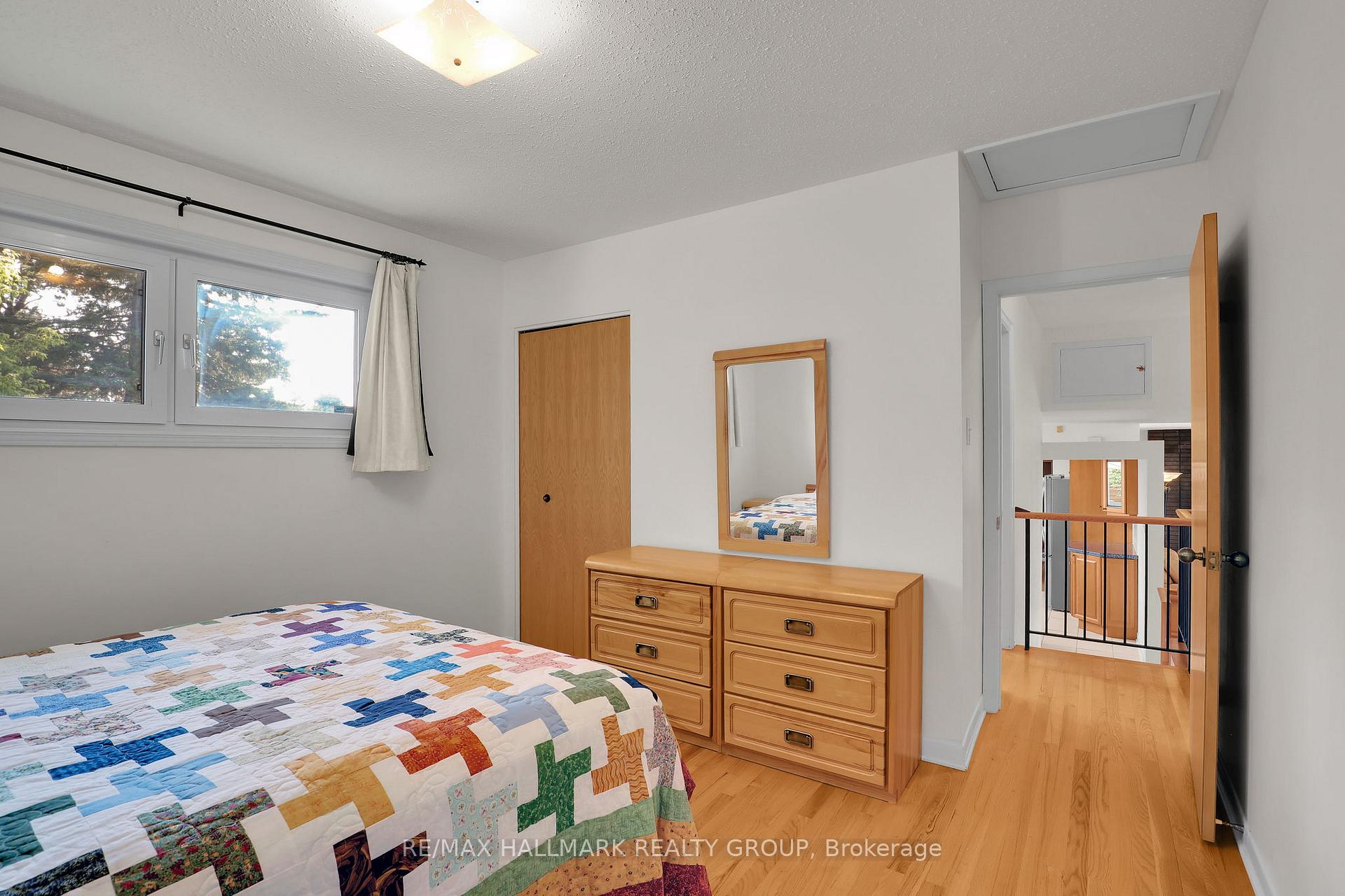Photo 22 of 37 Lyall Street, Ottawa, City View/Skyline/Fisher Heights/Parkwood Hills — HOMEH