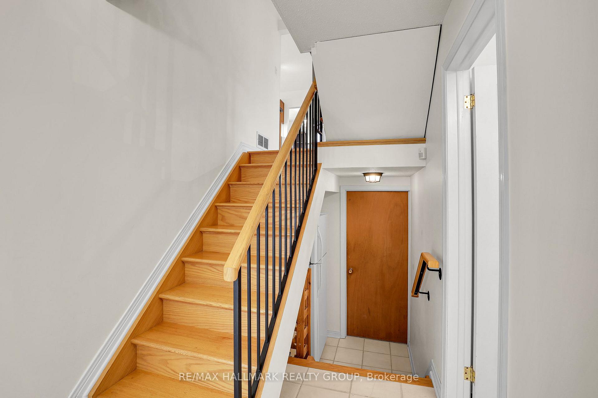 Photo 23 of 37 Lyall Street, Ottawa, City View/Skyline/Fisher Heights/Parkwood Hills — HOMEH