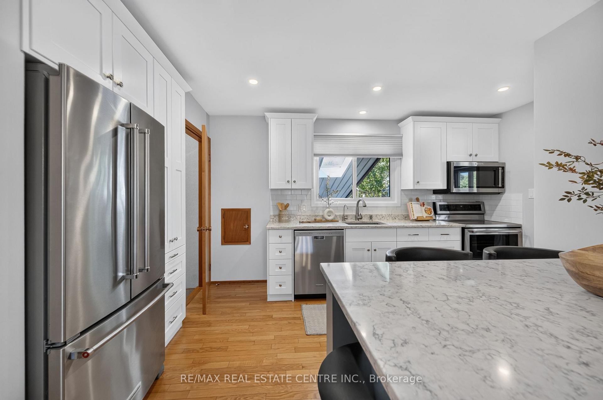 Photo 9 of 107 Laurentian Drive, Kitchener, Laurentian Hills — HOMEH