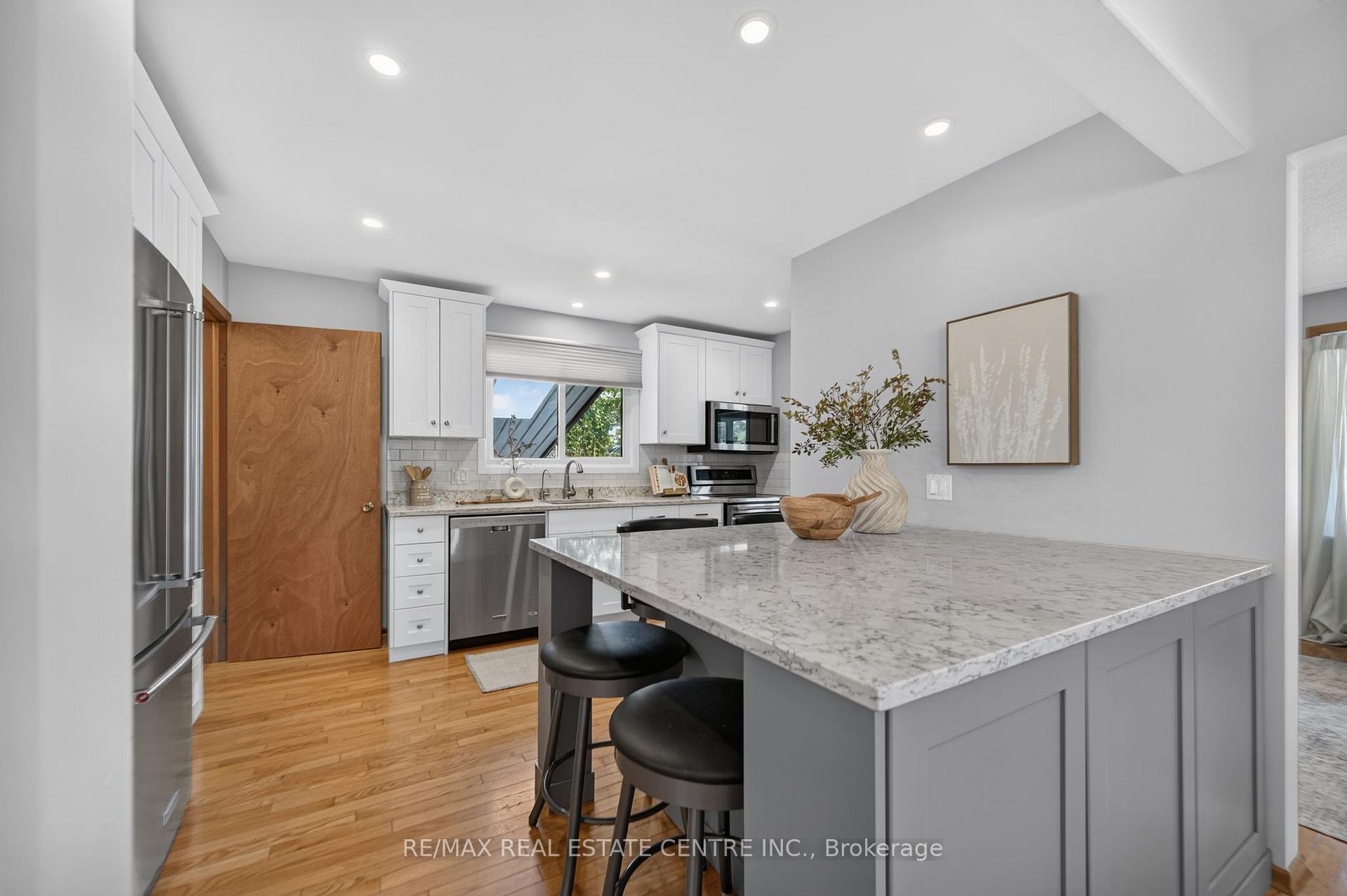 Photo 10 of 107 Laurentian Drive, Kitchener, Laurentian Hills — HOMEH