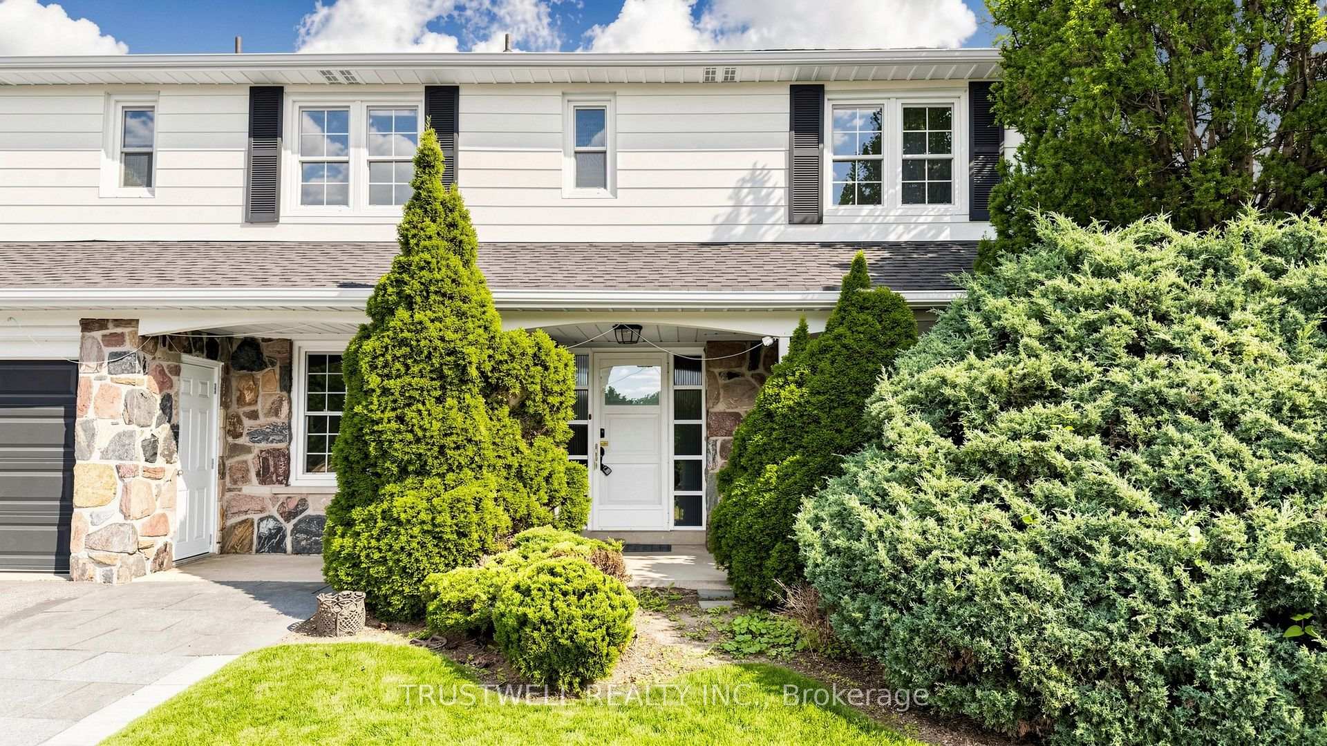 Photo 2 of 23 Shawfield Crescent, North York, Parkwoods-Donalda — HOMEH