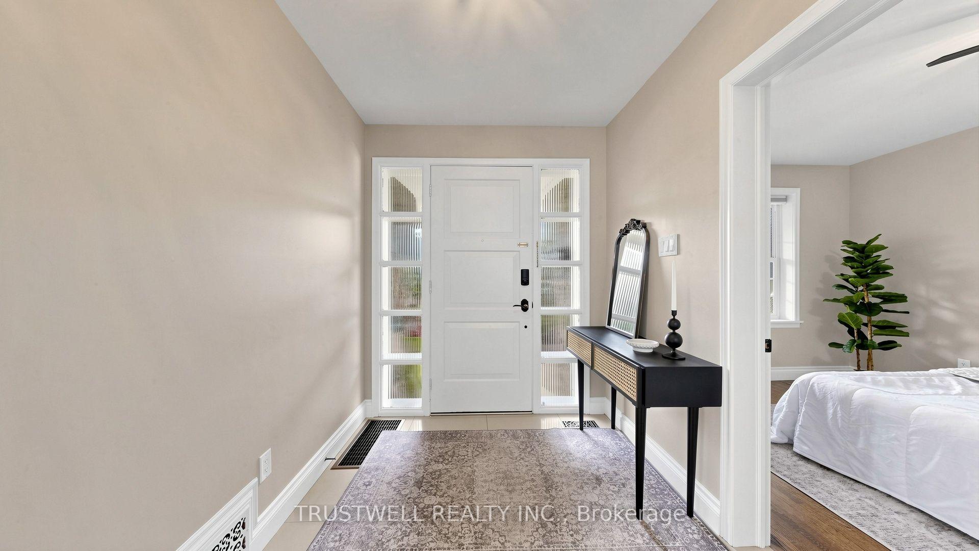 Photo 3 of 23 Shawfield Crescent, North York, Parkwoods-Donalda — HOMEH