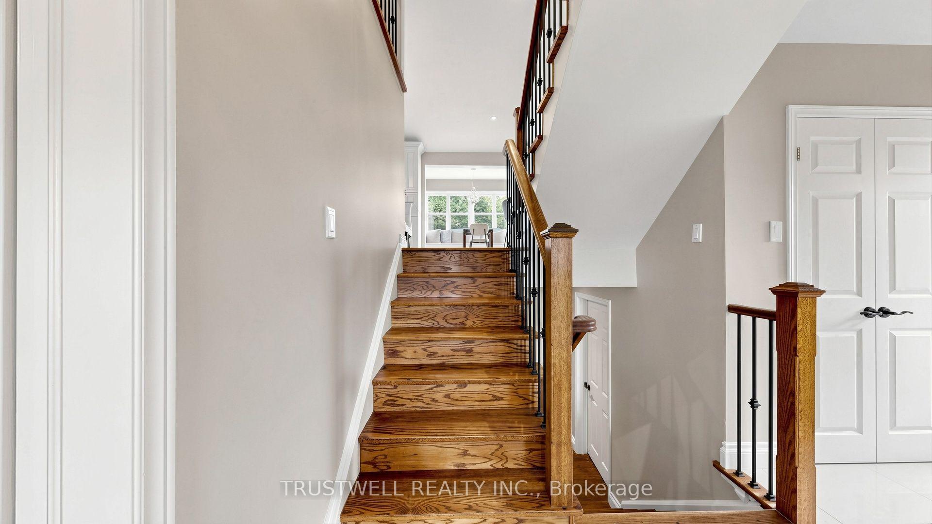 Photo 4 of 23 Shawfield Crescent, North York, Parkwoods-Donalda — HOMEH