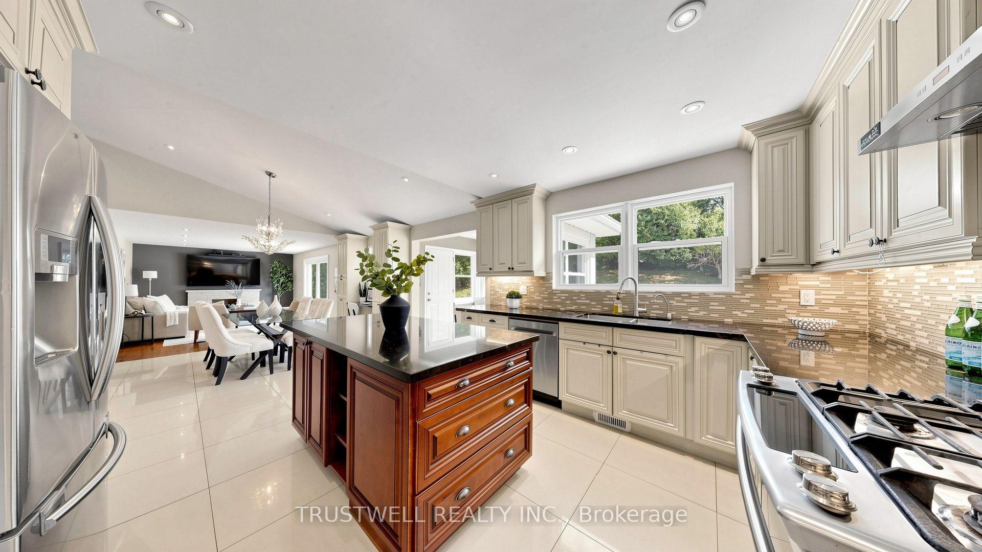 Photo 12 of 23 Shawfield Crescent, North York, Parkwoods-Donalda — HOMEH