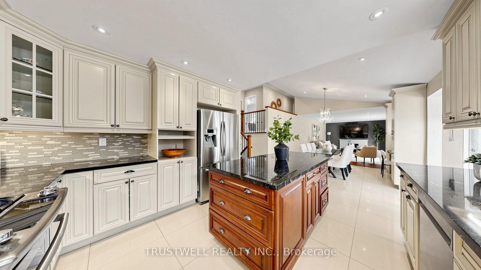 Photo 13 of 23 Shawfield Crescent, North York, Parkwoods-Donalda — HOMEH