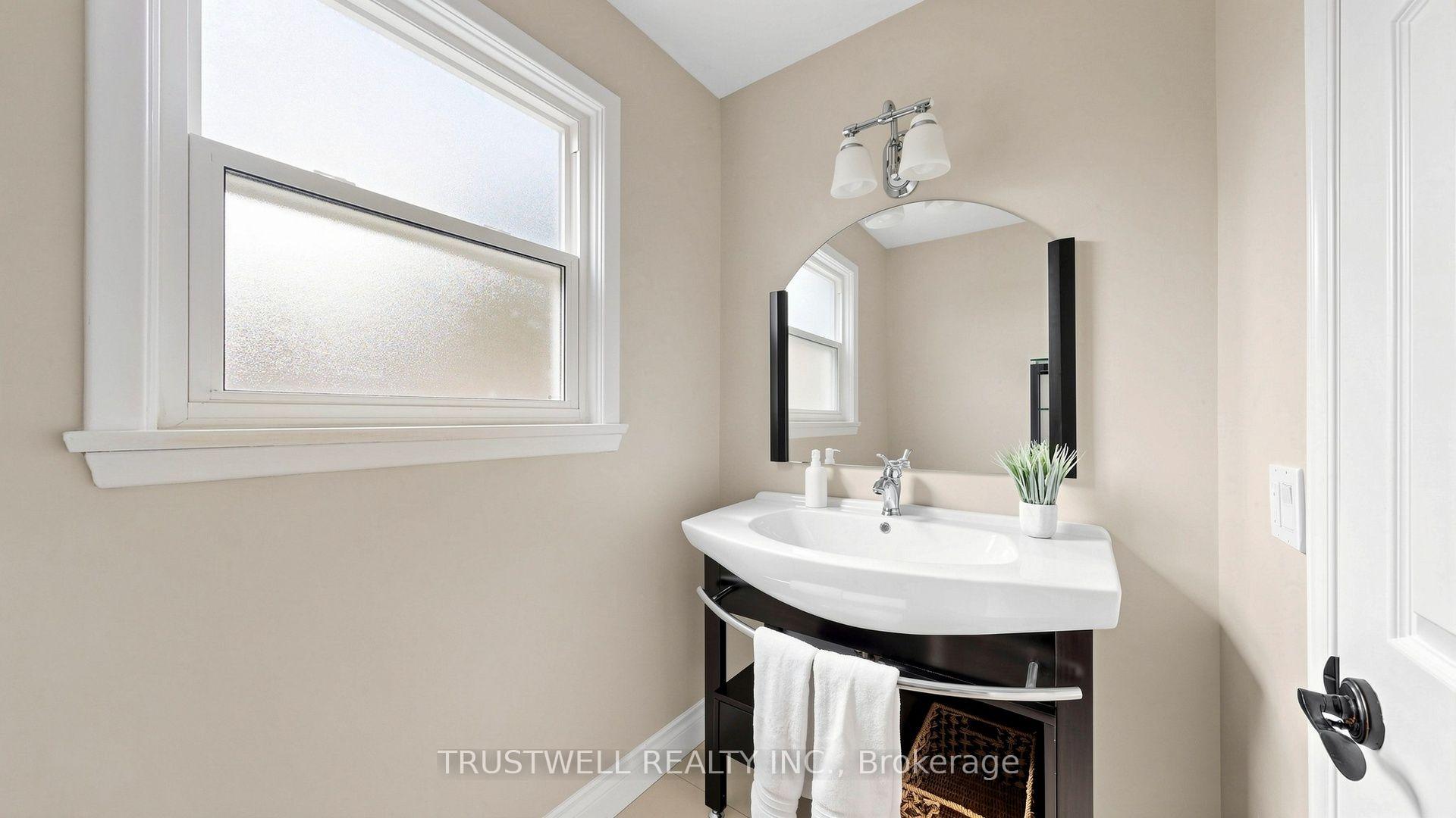 Photo 28 of 23 Shawfield Crescent, North York, Parkwoods-Donalda — HOMEH