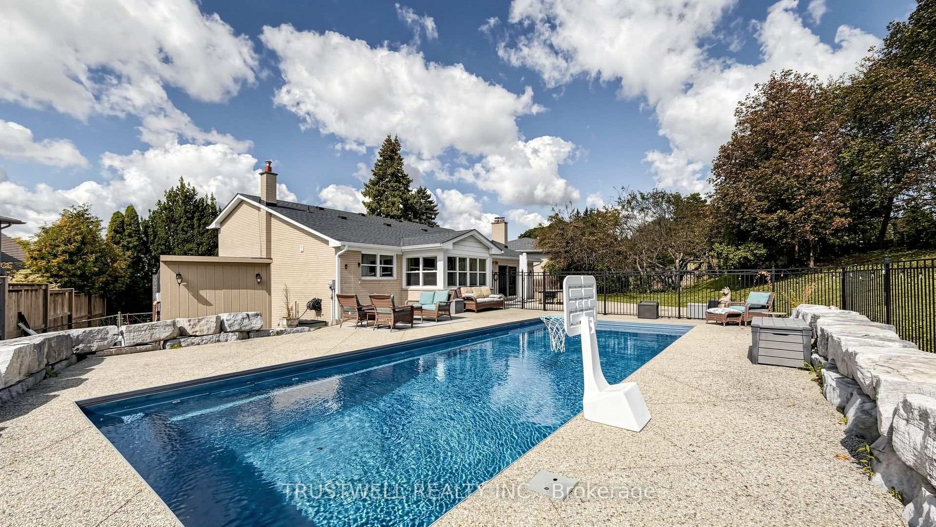 Photo 34 of 23 Shawfield Crescent, North York, Parkwoods-Donalda — HOMEH