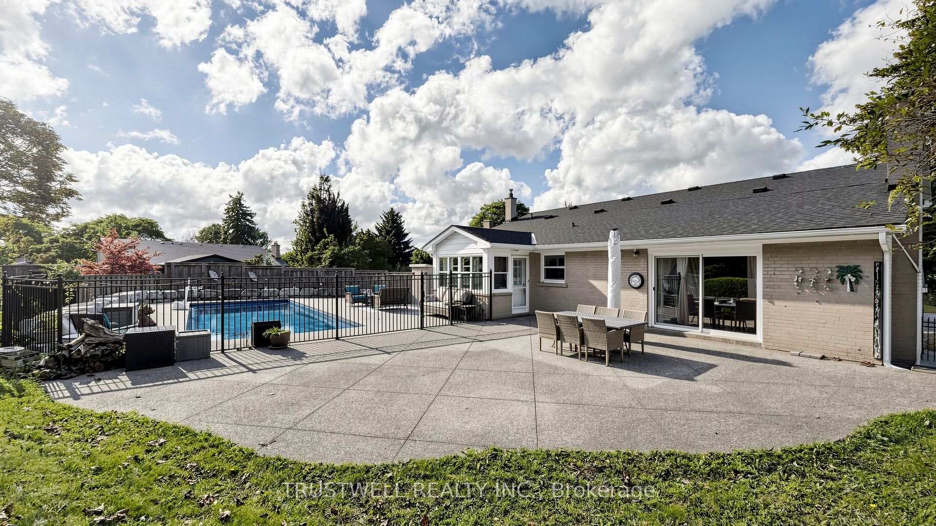 Photo 35 of 23 Shawfield Crescent, North York, Parkwoods-Donalda — HOMEH