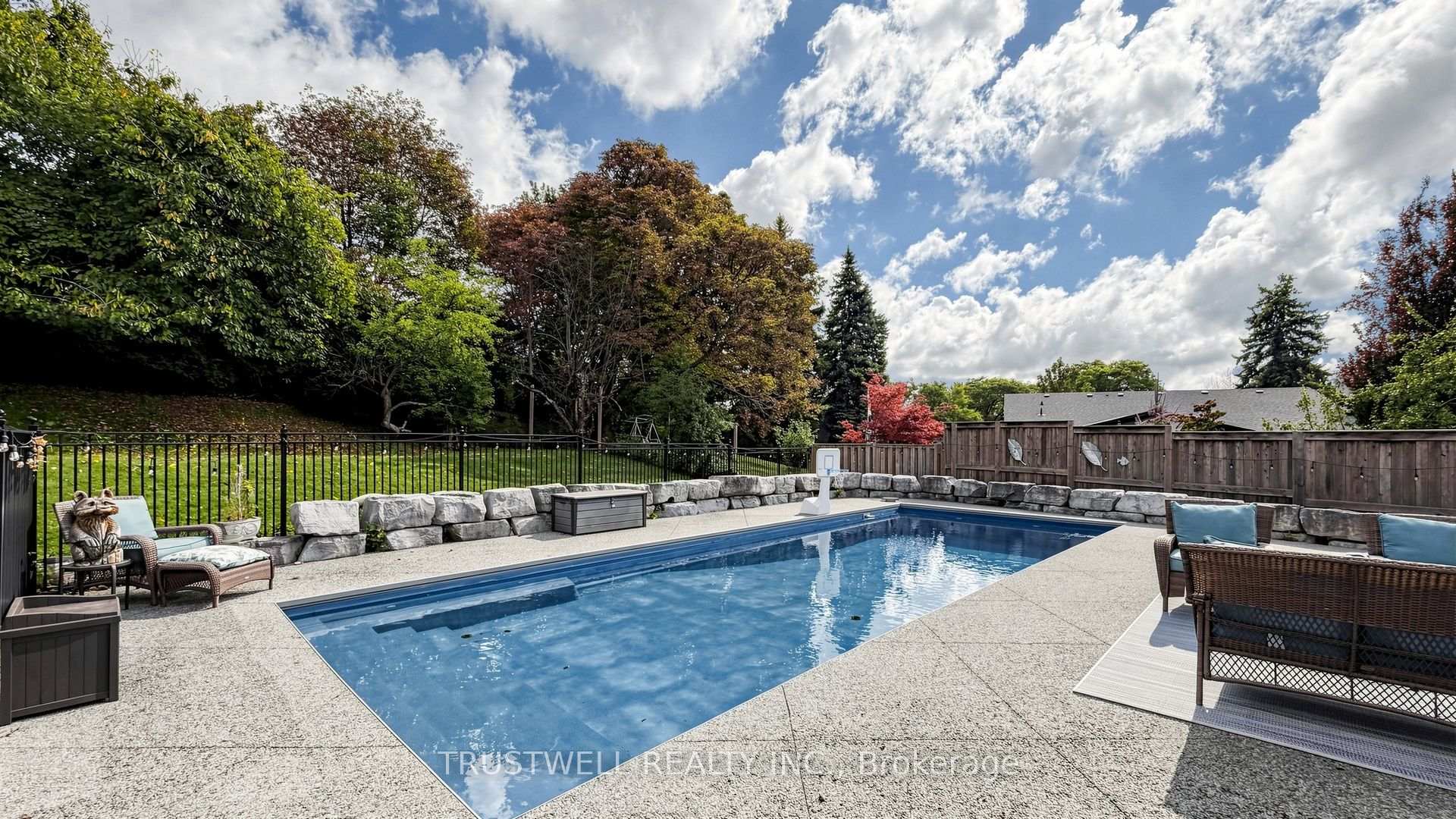 Photo 37 of 23 Shawfield Crescent, North York, Parkwoods-Donalda — HOMEH