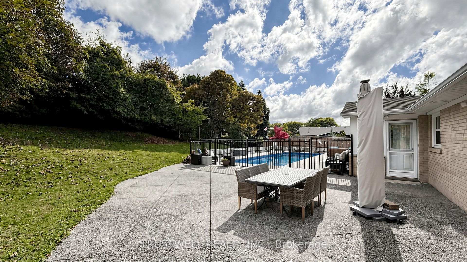 Photo 38 of 23 Shawfield Crescent, North York, Parkwoods-Donalda — HOMEH