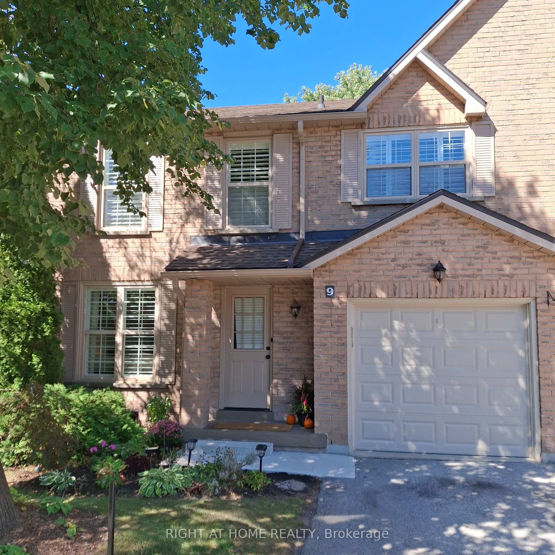 Photo 2 of Unit 9, 2272 Mowat Avenue, Oakville, River Oaks — HOMEH