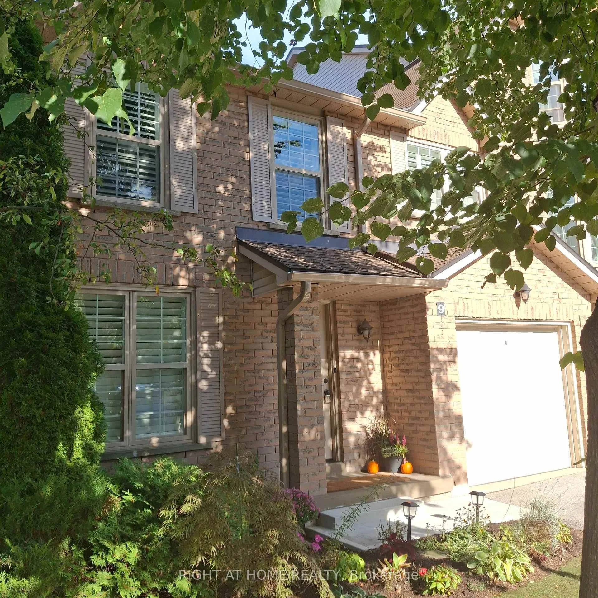 Photo 7 of Unit 9, 2272 Mowat Avenue, Oakville, River Oaks — HOMEH