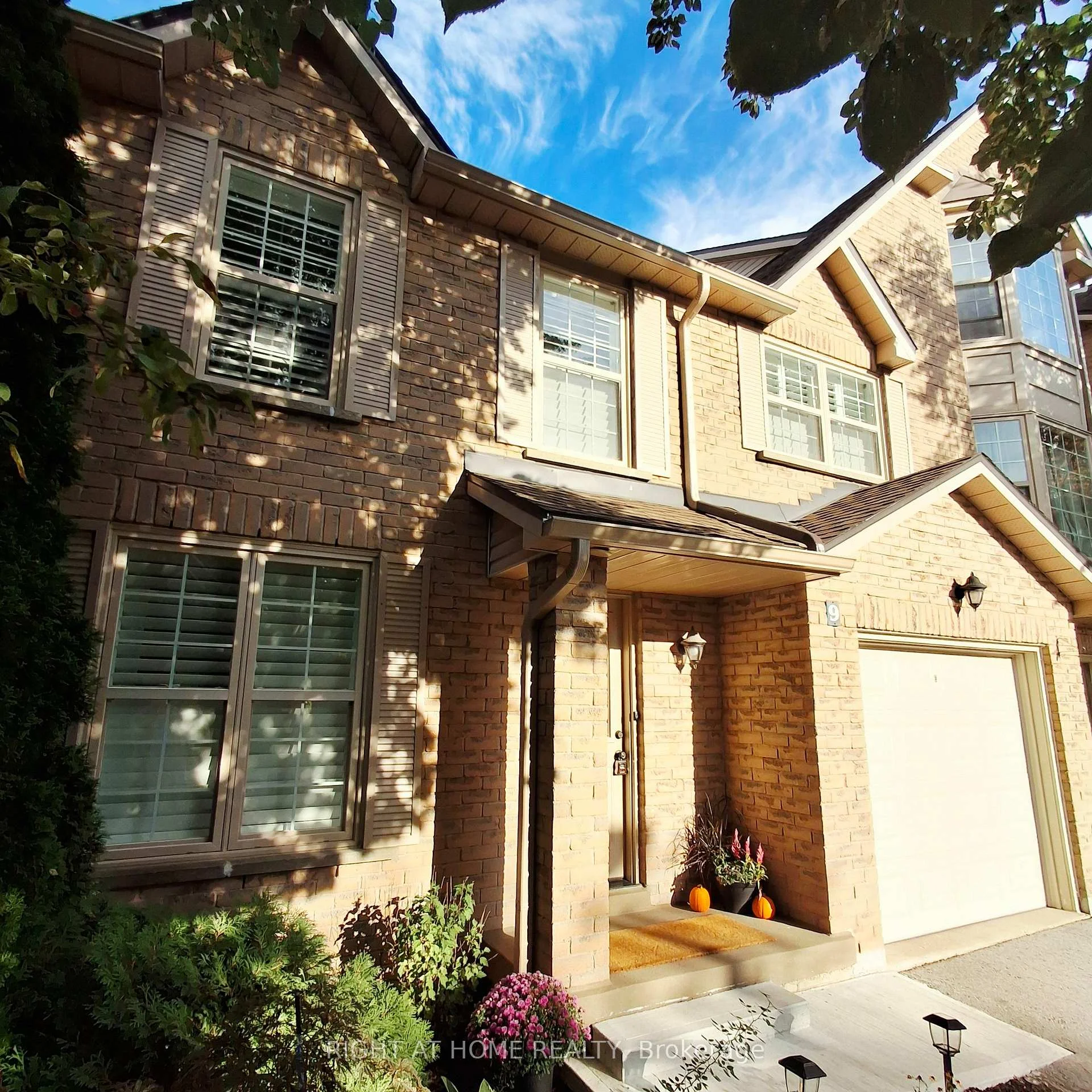 Photo 8 of Unit 9, 2272 Mowat Avenue, Oakville, River Oaks — HOMEH