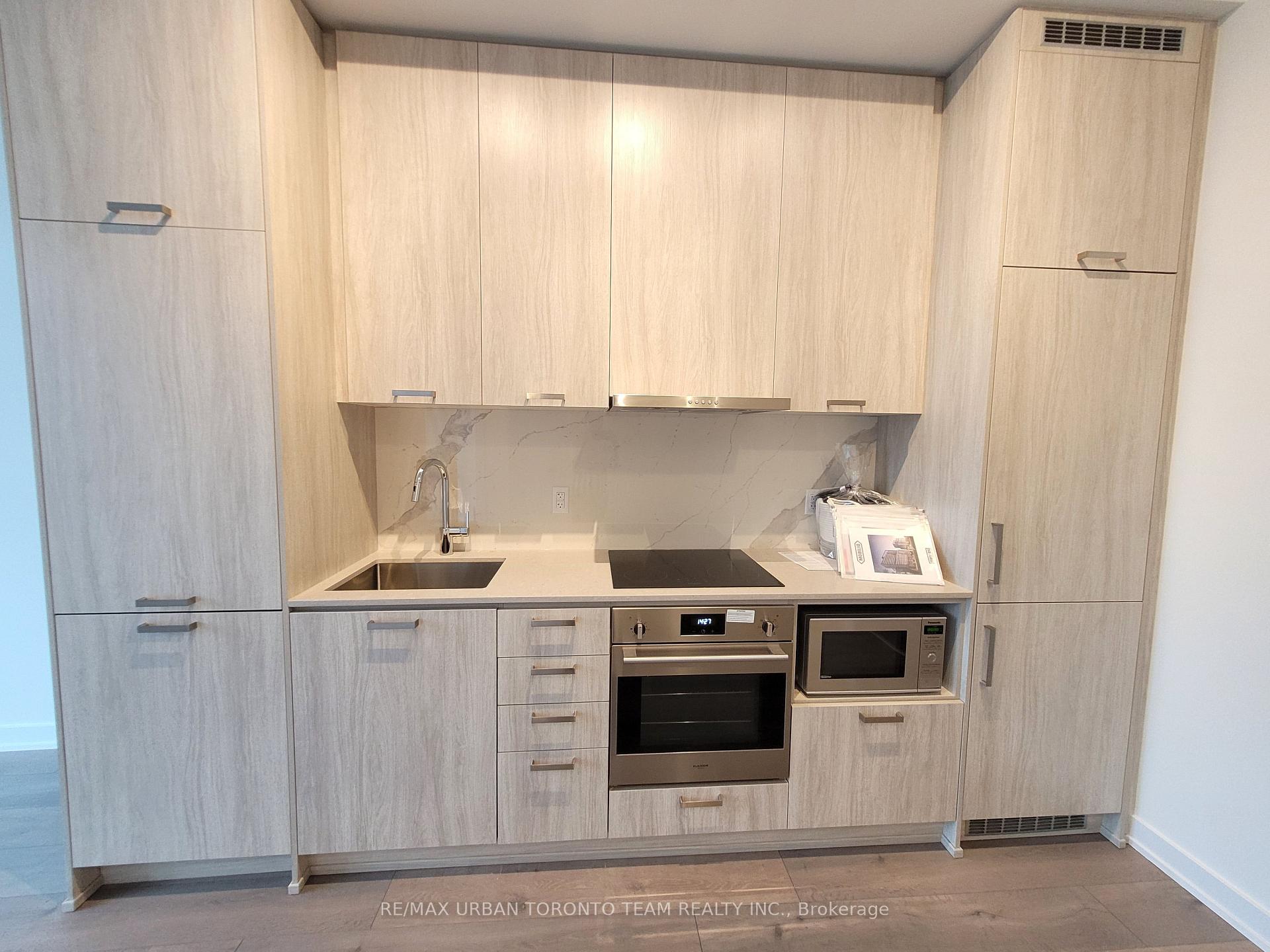 Photo 4 of Unit 306, 10 Honeycrisp Crescent, Vaughan, Vaughan Corporate Centre — HOMEH