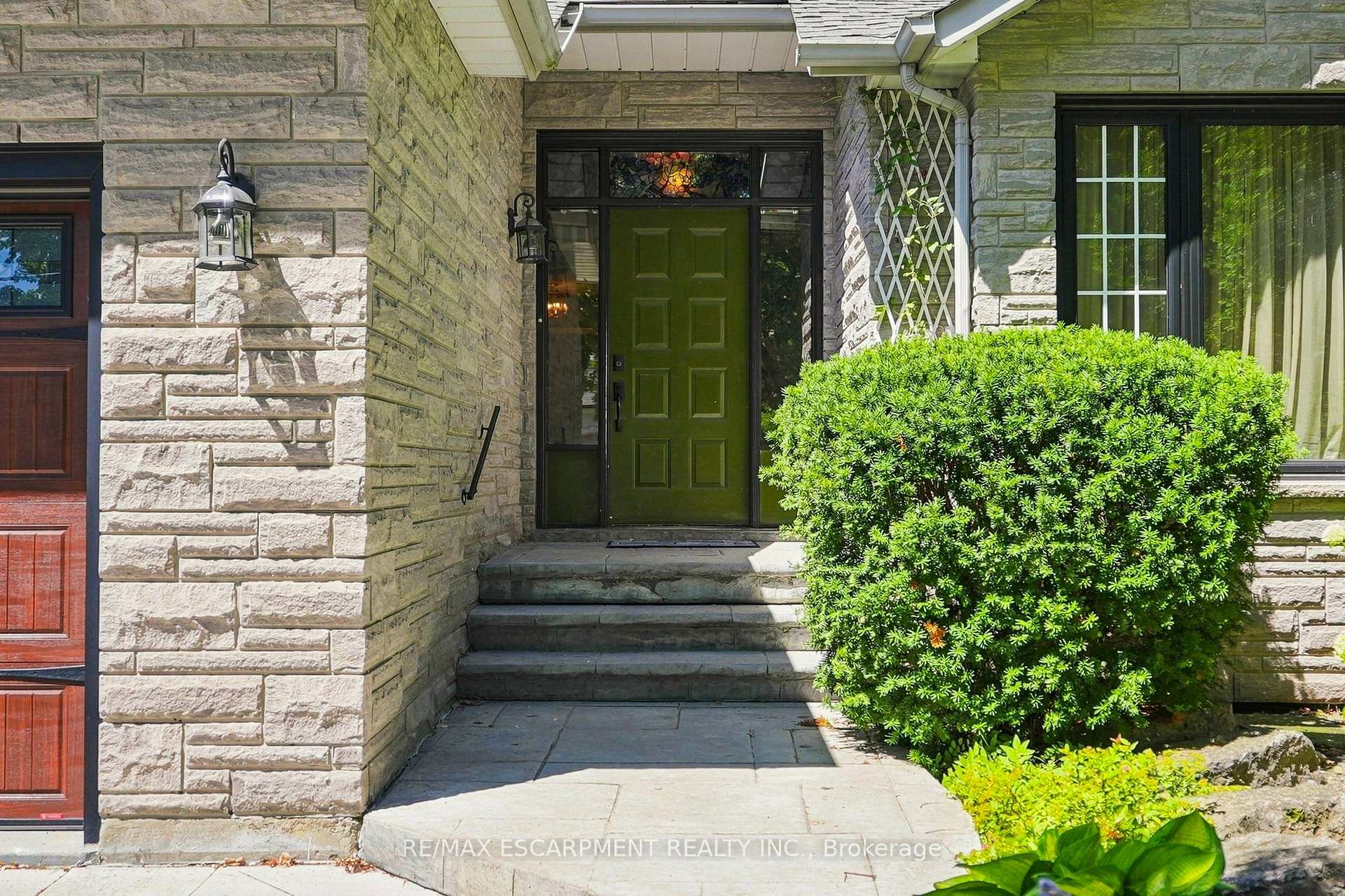 Photo 3 of 121 First Road W, Hamilton, Stoney Creek — HOMEH