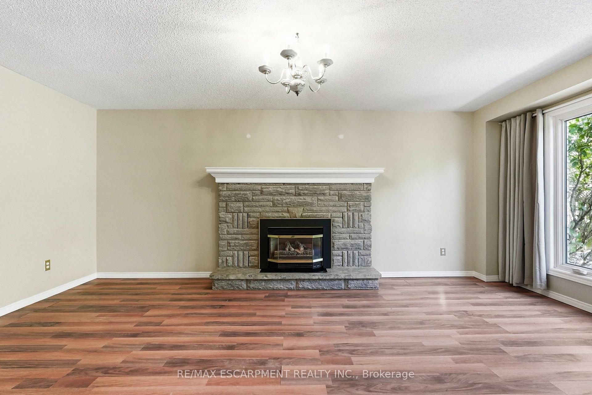 Photo 7 of 121 First Road W, Hamilton, Stoney Creek — HOMEH