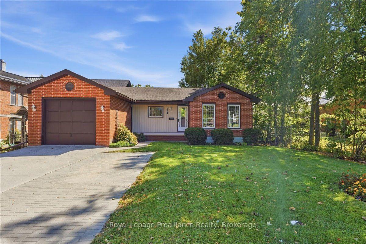 Photo of 224 Dundas Street W