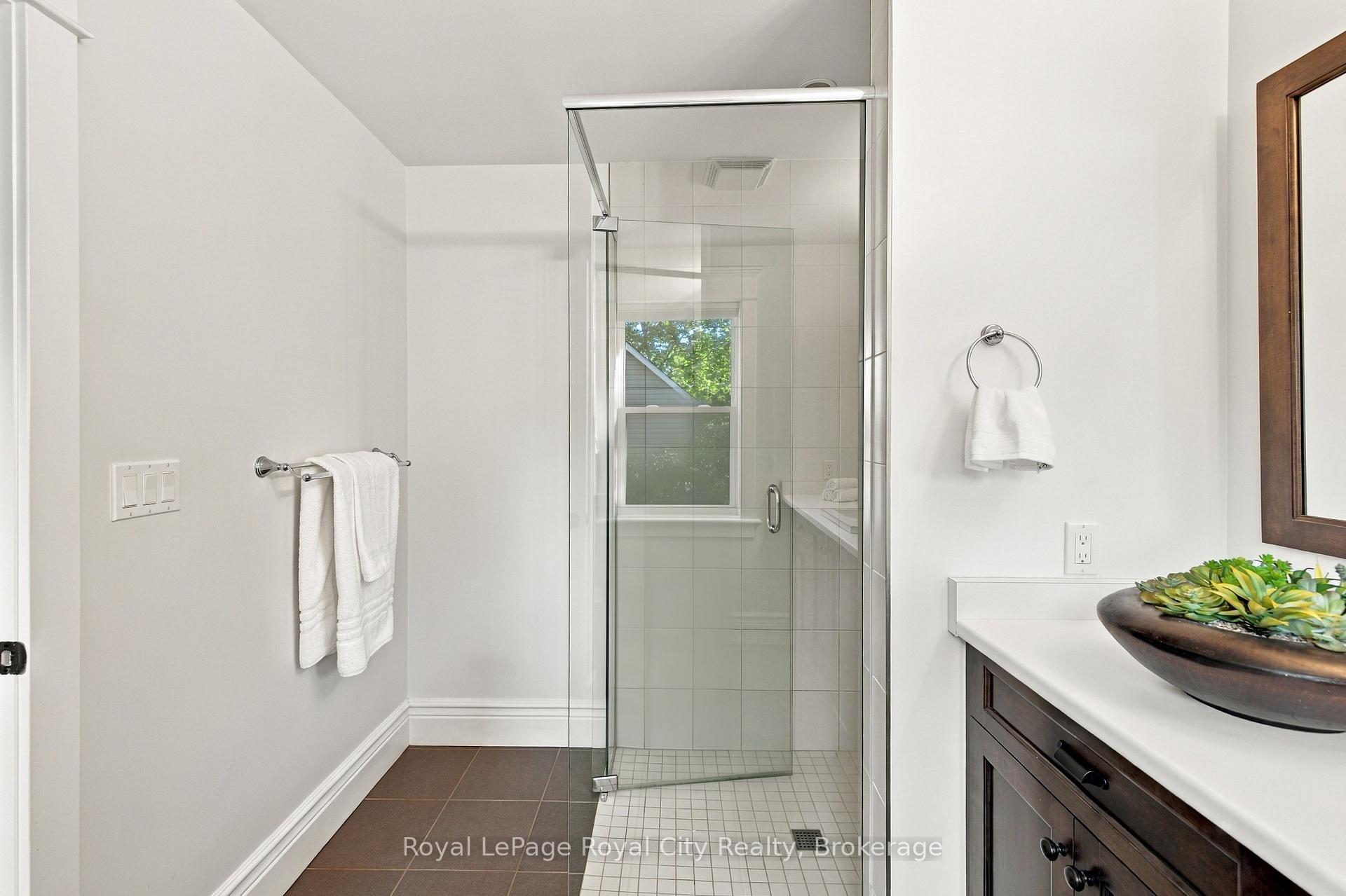 Photo 24 of 40 Lyon Avenue, Guelph, Exhibition Park — HOMEH