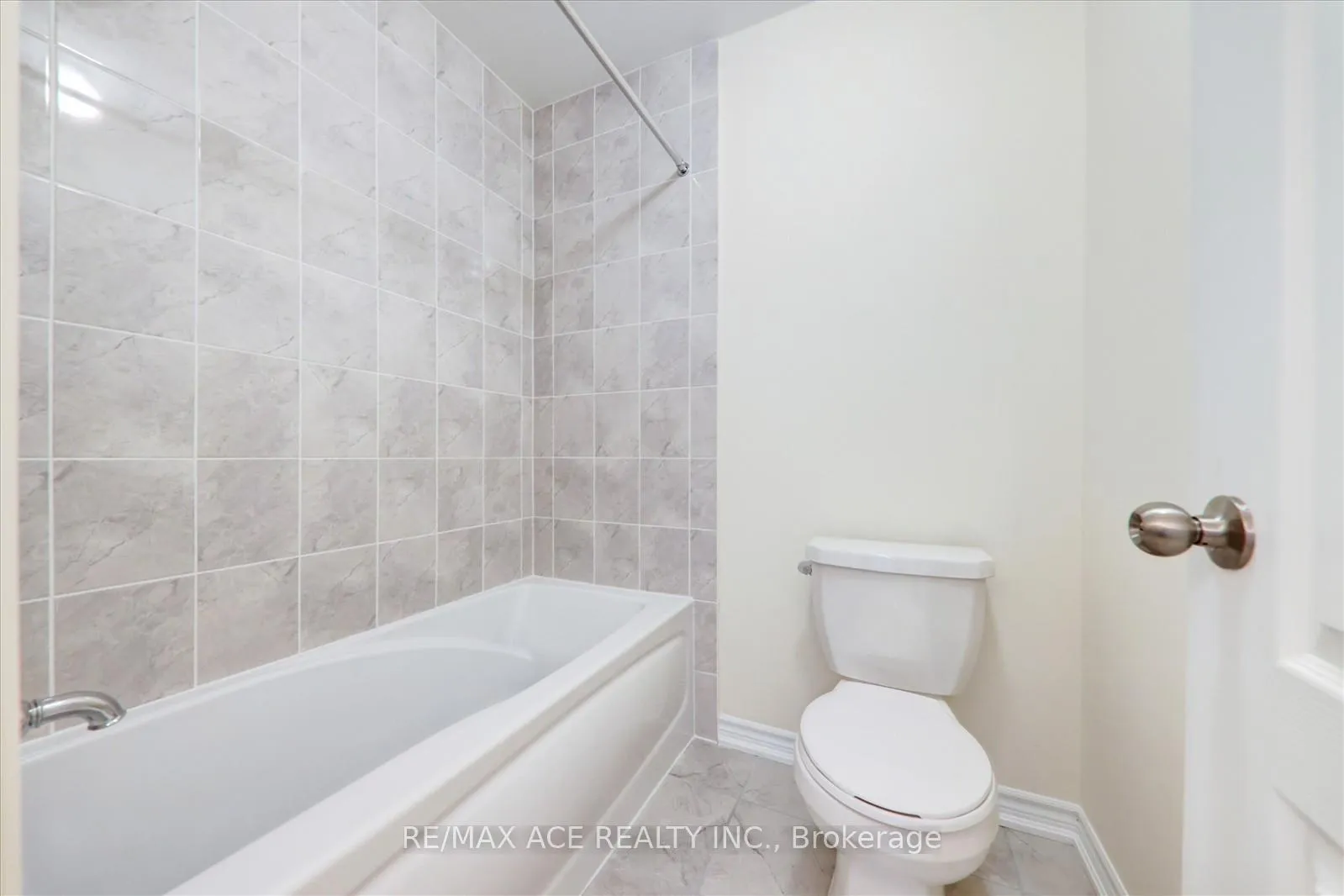 Photo 32 of 41 North Garden Boulevard, Scugog, Port Perry — HOMEH