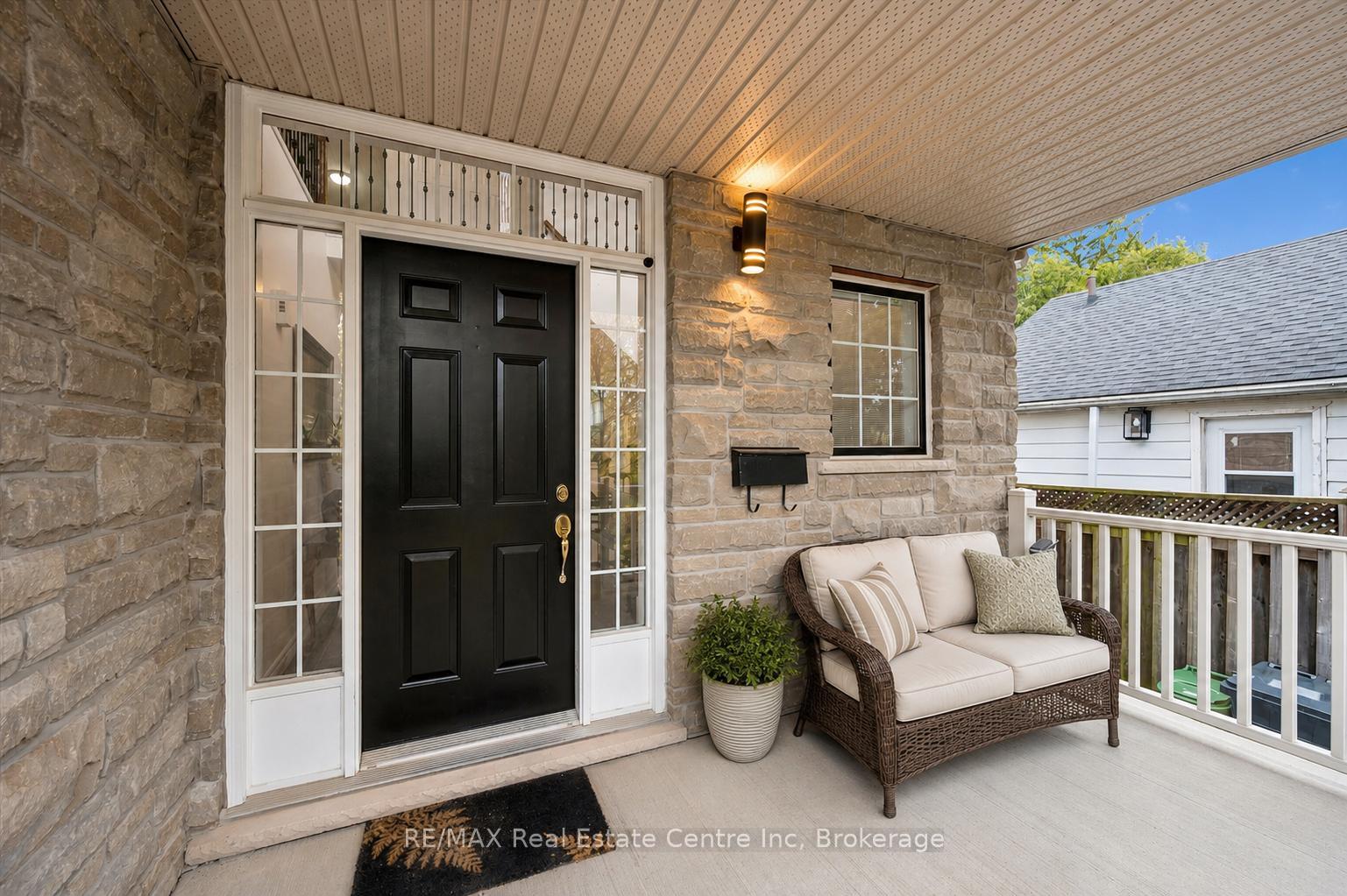 Photo 3 of 7 Hardy Street, Guelph, St. George's — HOMEH
