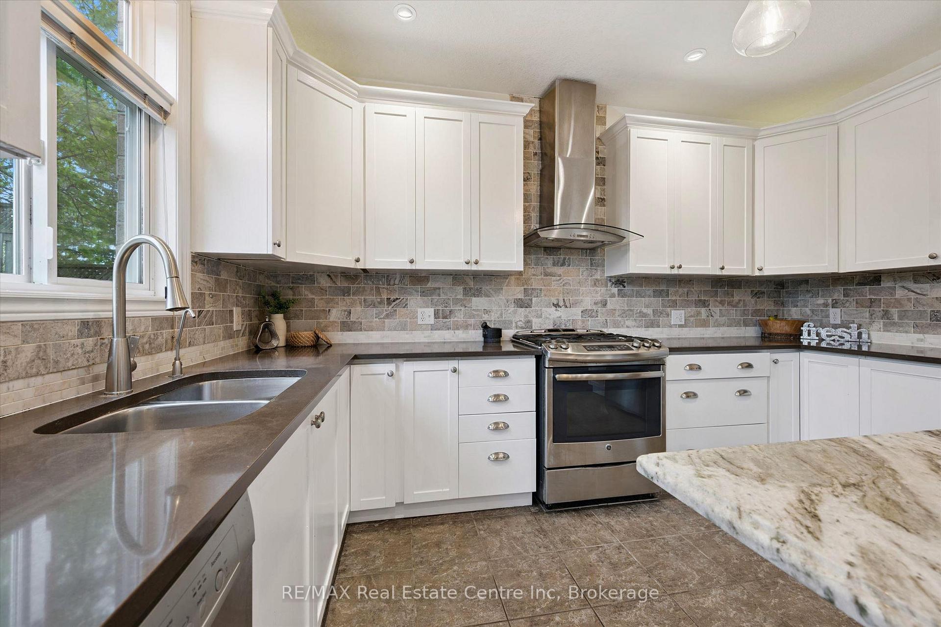Photo 10 of 7 Hardy Street, Guelph, St. George's — HOMEH