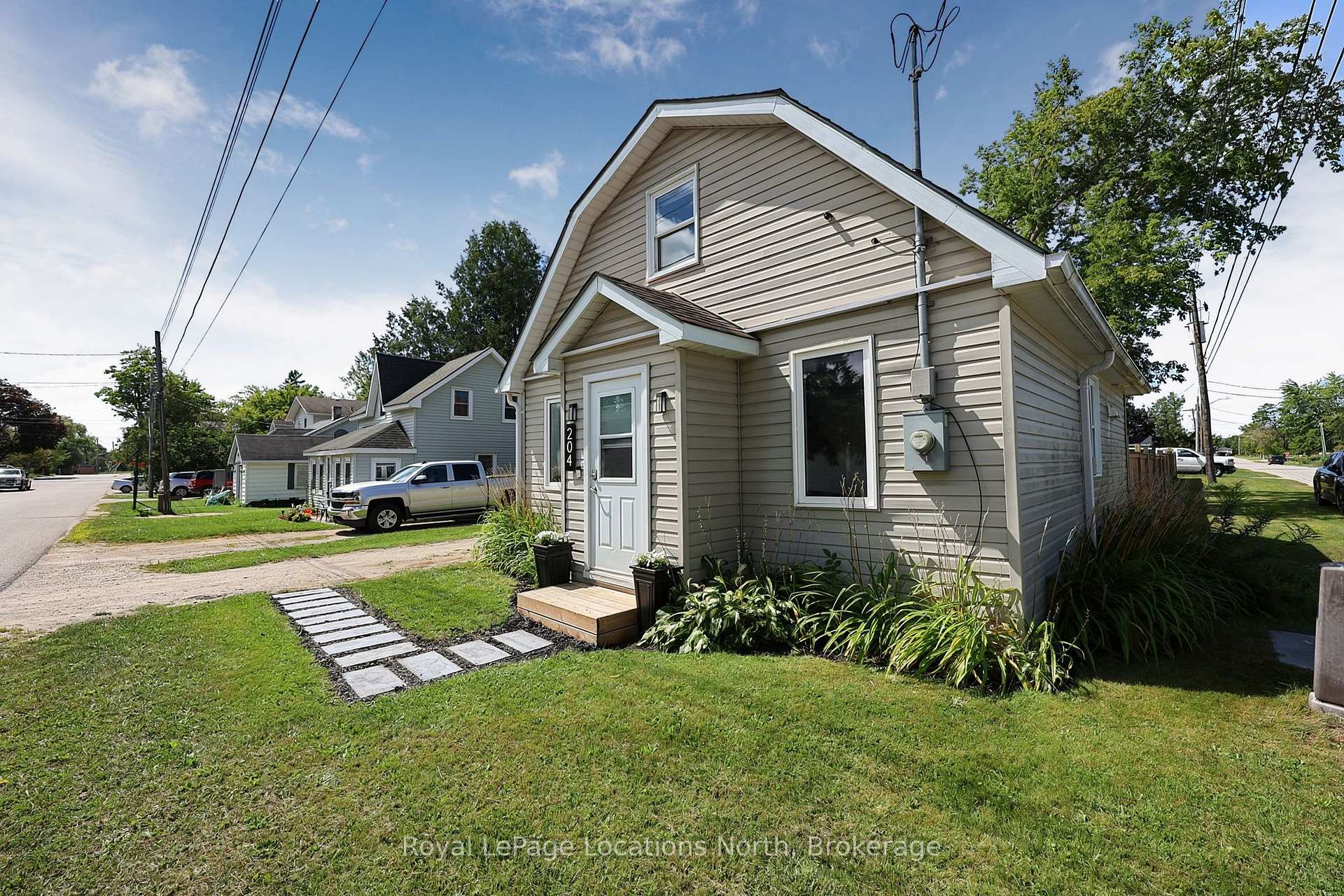 Photo 2 of 204 Sutherland Street N, Clearview, Stayner — HOMEH
