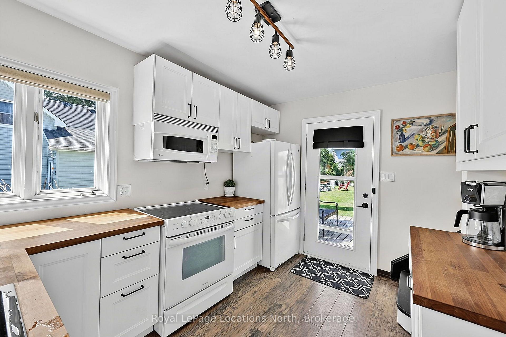 Photo 10 of 204 Sutherland Street N, Clearview, Stayner — HOMEH