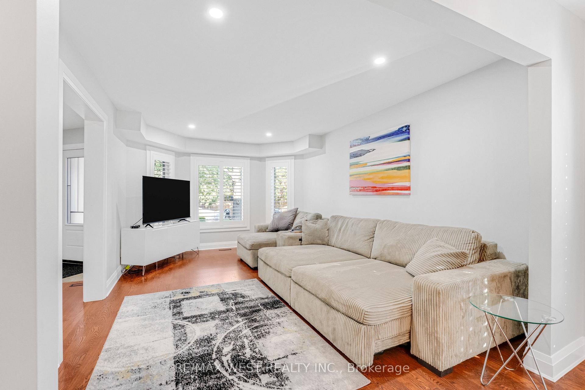 Photo 4 of 1136 Goodson Crescent, Oakville, Wedgewood Creek — HOMEH