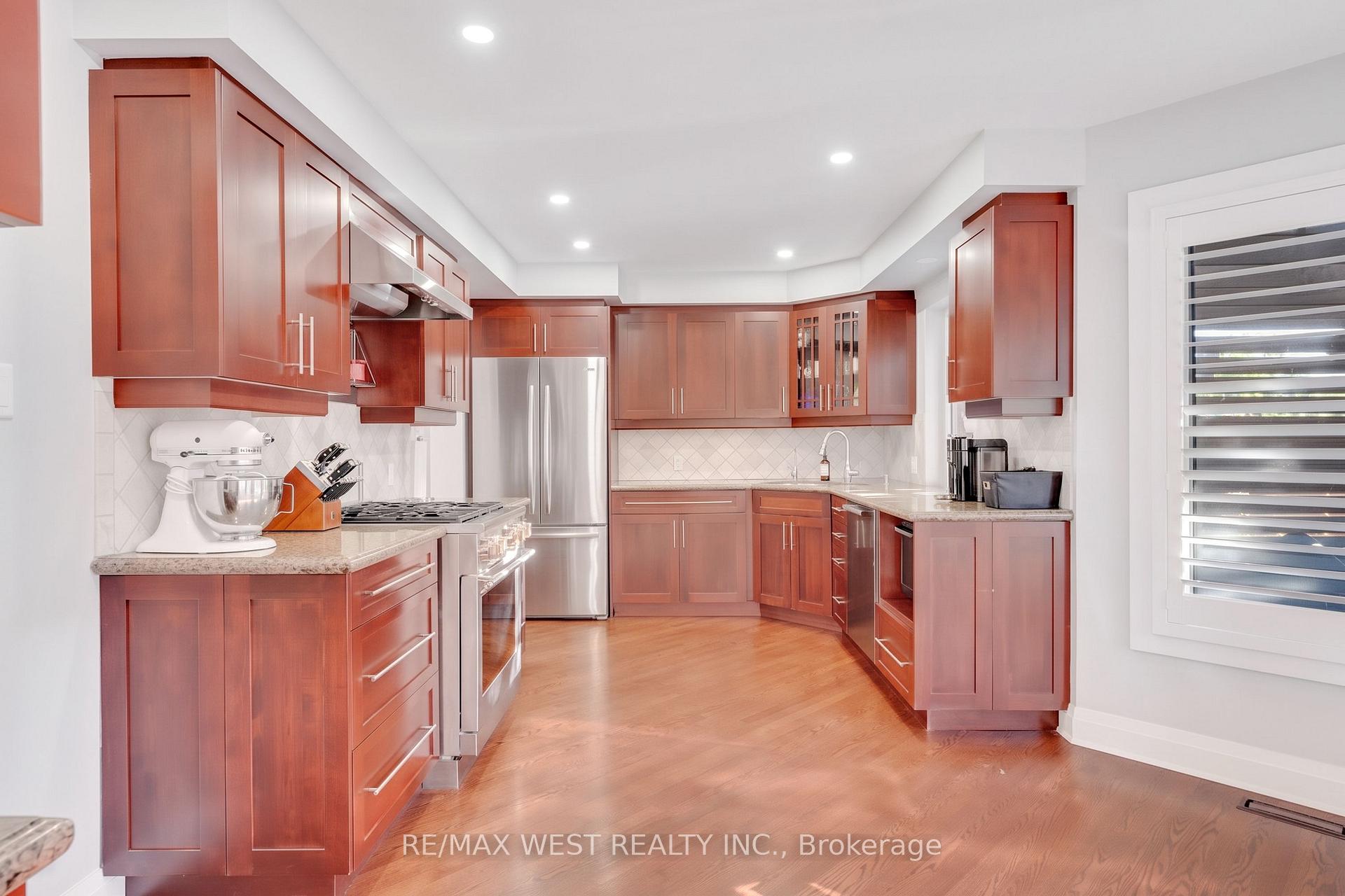 Photo 8 of 1136 Goodson Crescent, Oakville, Wedgewood Creek — HOMEH