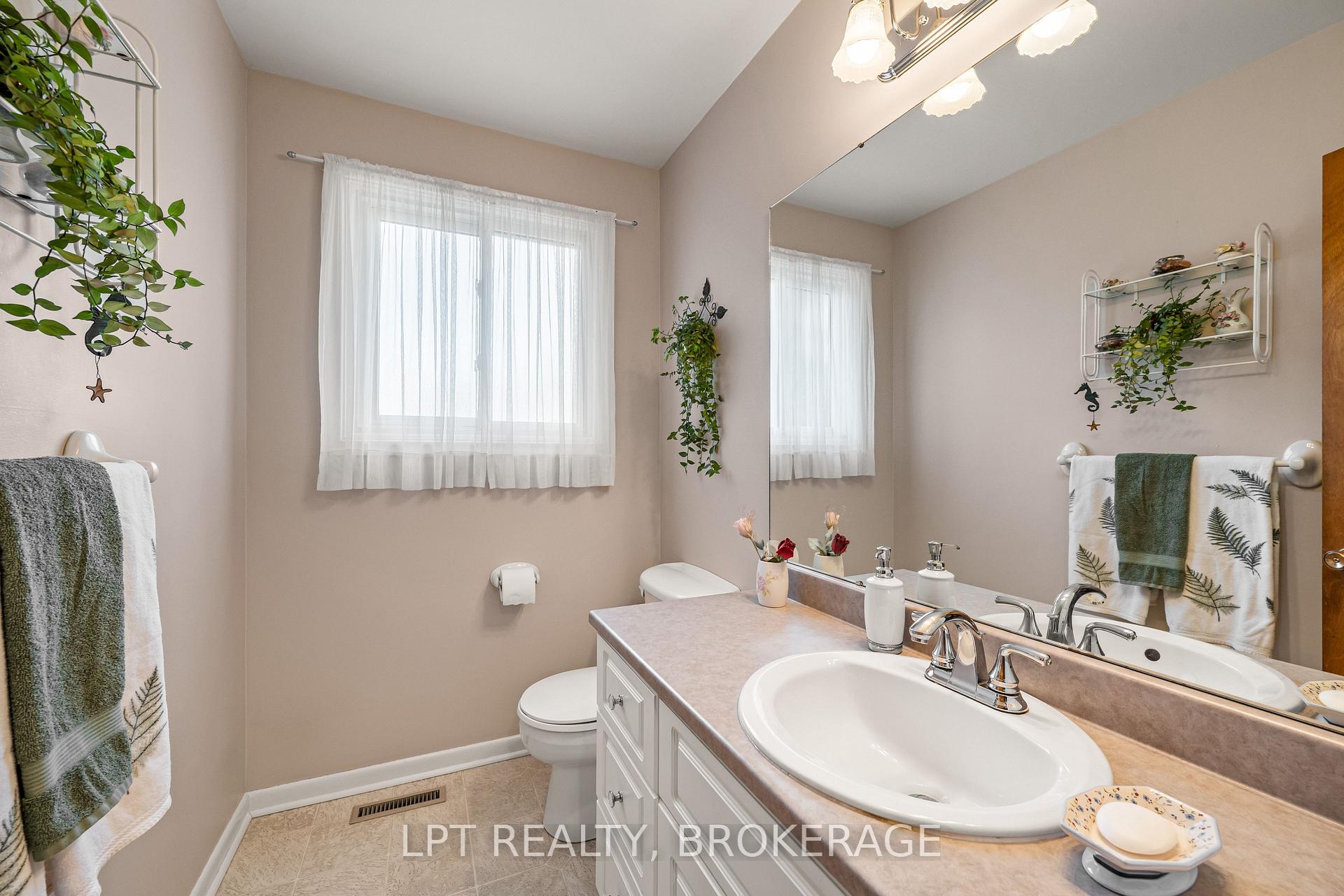 Photo 36 of 124 Campbell Crescent, Kingston, Central City West — HOMEH