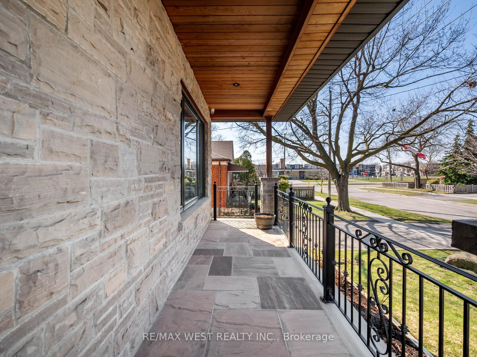 Photo 4 of 5 Paula Boulevard, Etobicoke, Alderwood — HOMEH