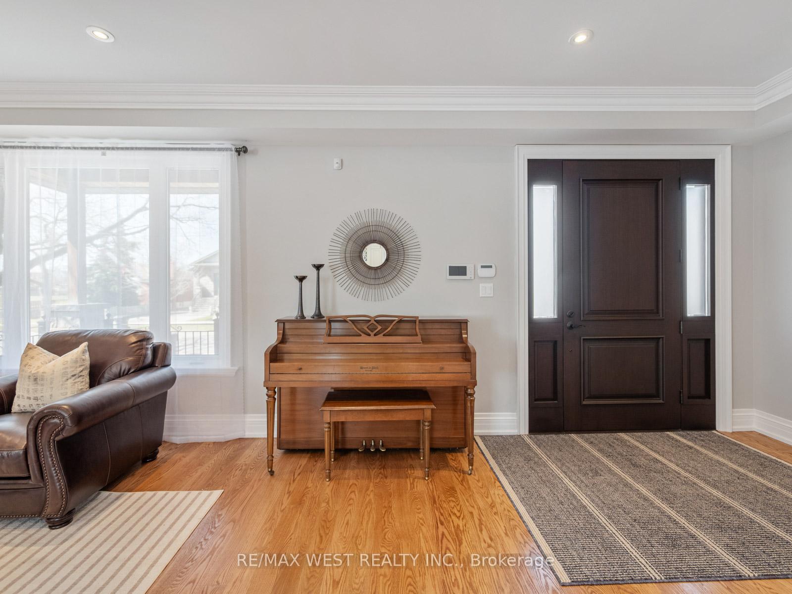 Photo 6 of 5 Paula Boulevard, Etobicoke, Alderwood — HOMEH