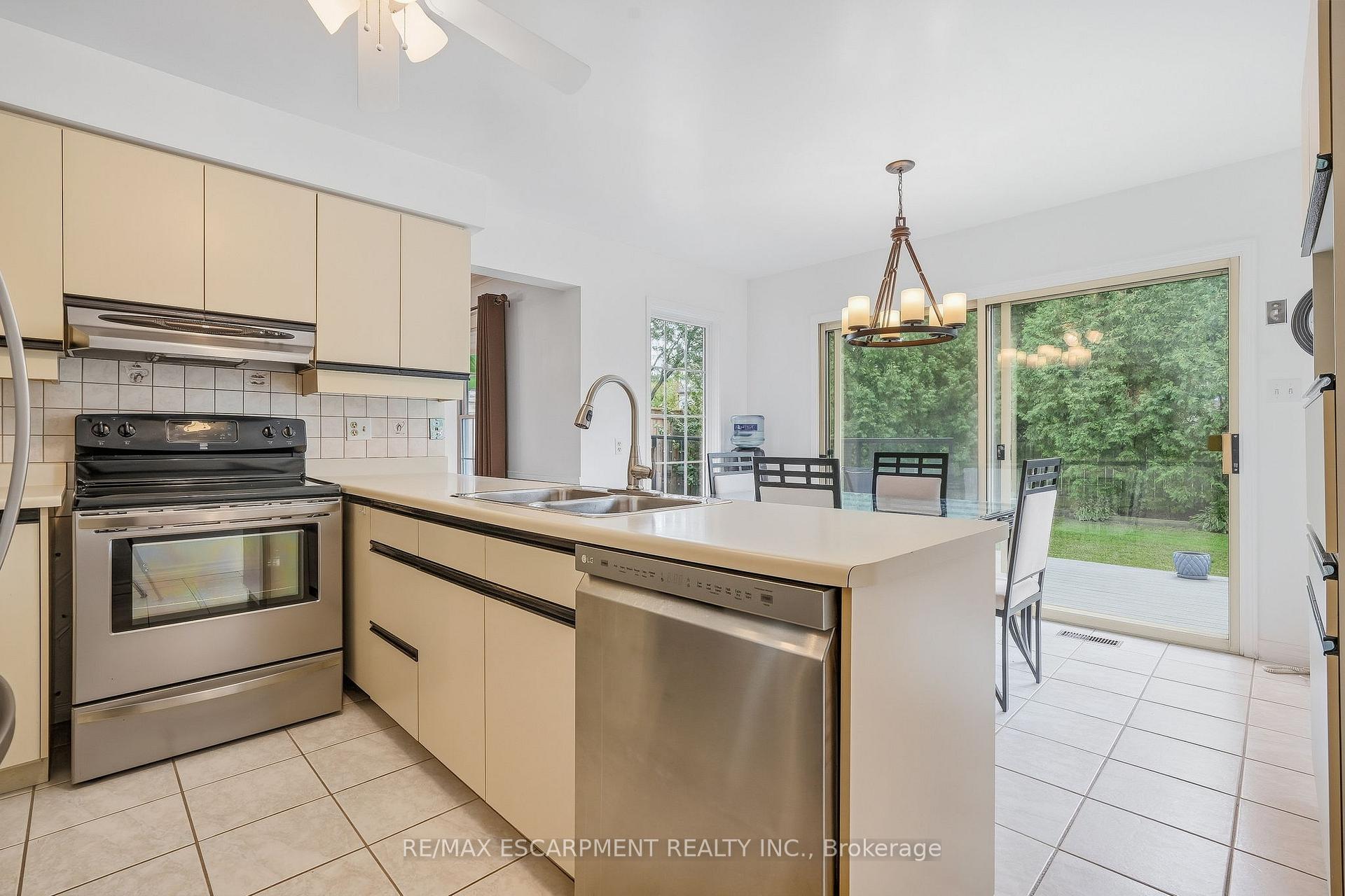 Photo 4 of 5 Michelle Drive, St. Catharines, Grapeview — HOMEH