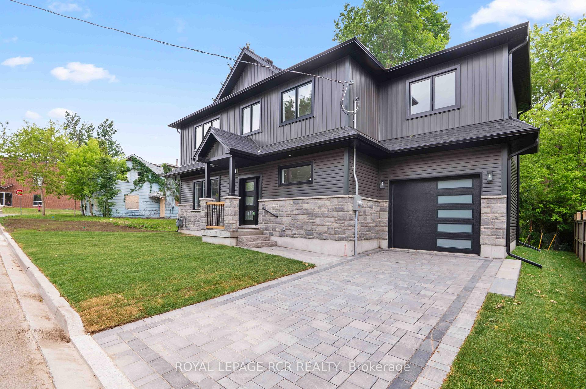 Photo 2 of 7 Henry Street, Orangeville — HOMEH